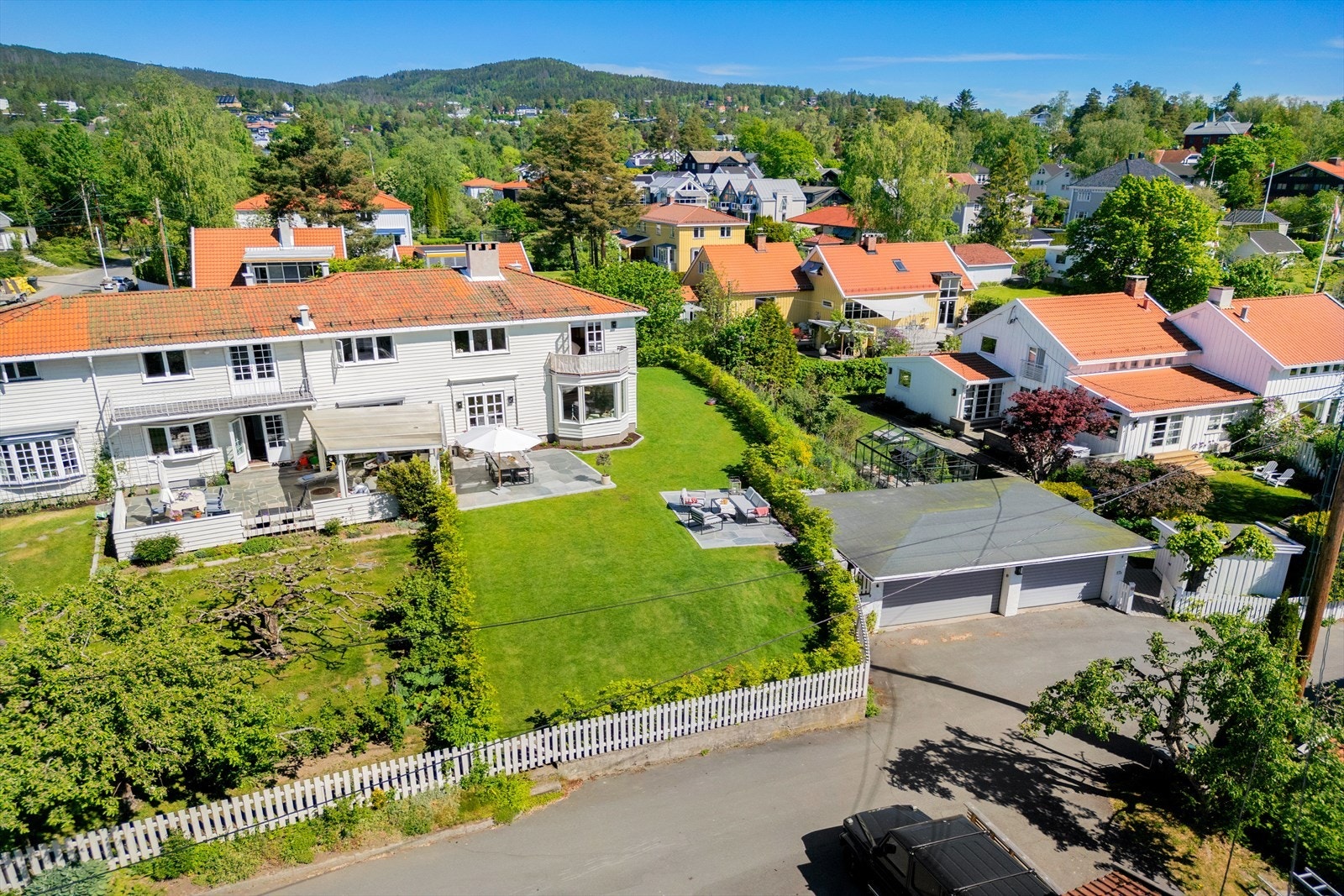 Boligen har en stor og solrik hage der barn kan ferdes fritt og trygt. Huset ligger usjenert og skjermet til med en god og familievennlig planløsning. Galleribilde