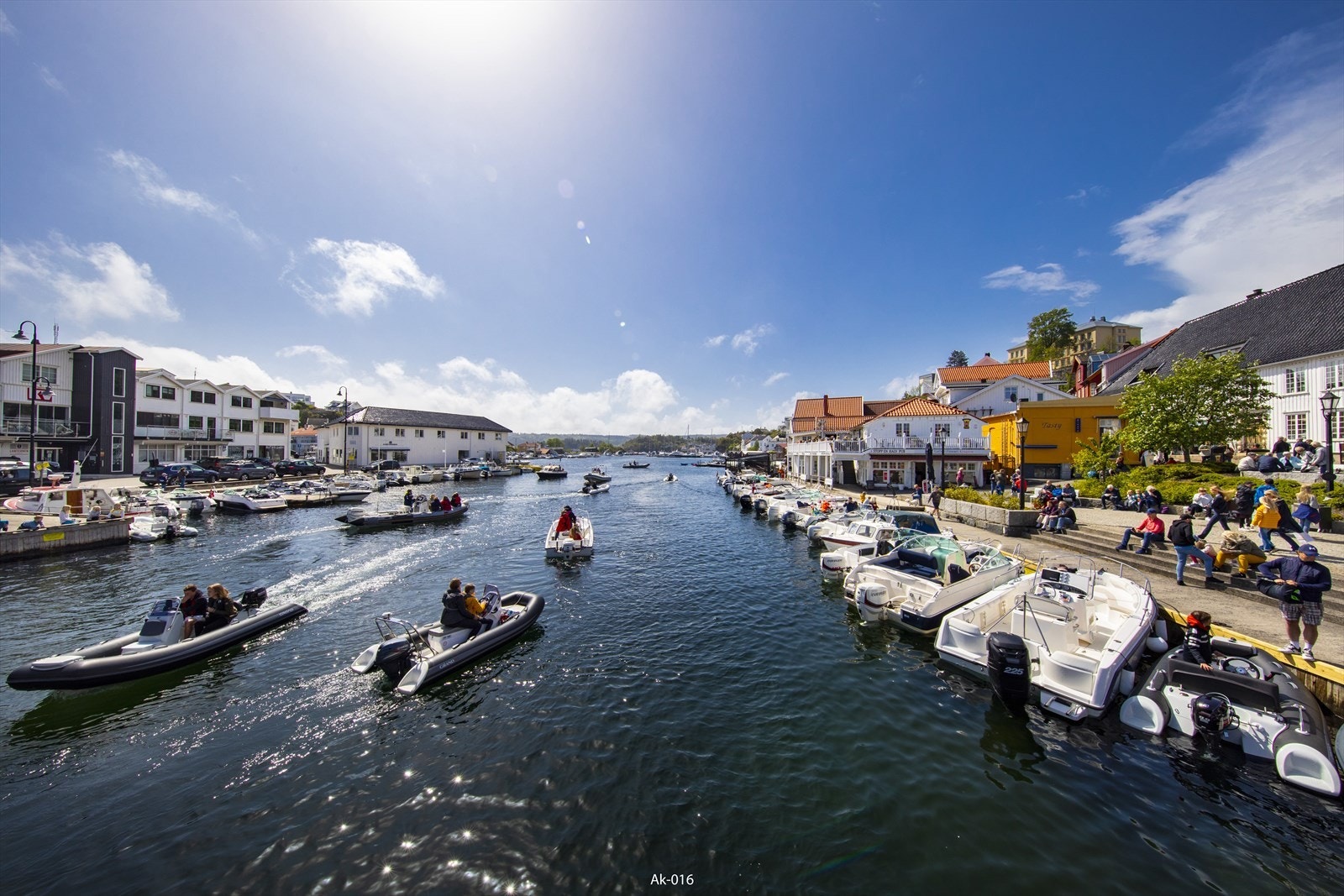 Her finner man blant annet kaféer, dagligvareforretninger, restauranter og sjarmerende nisjebutikker. Galleribilde