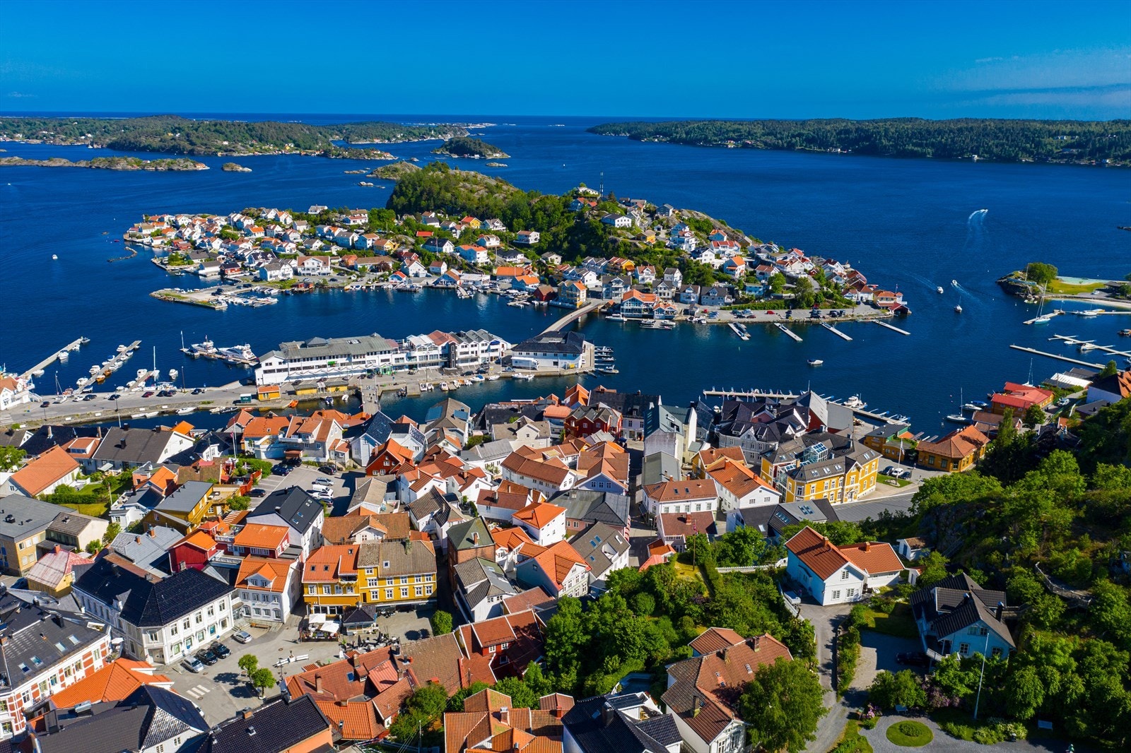 Fra hytta er det kort vei inn til Kragerø sentrum, med et yrende sommerliv. Galleribilde