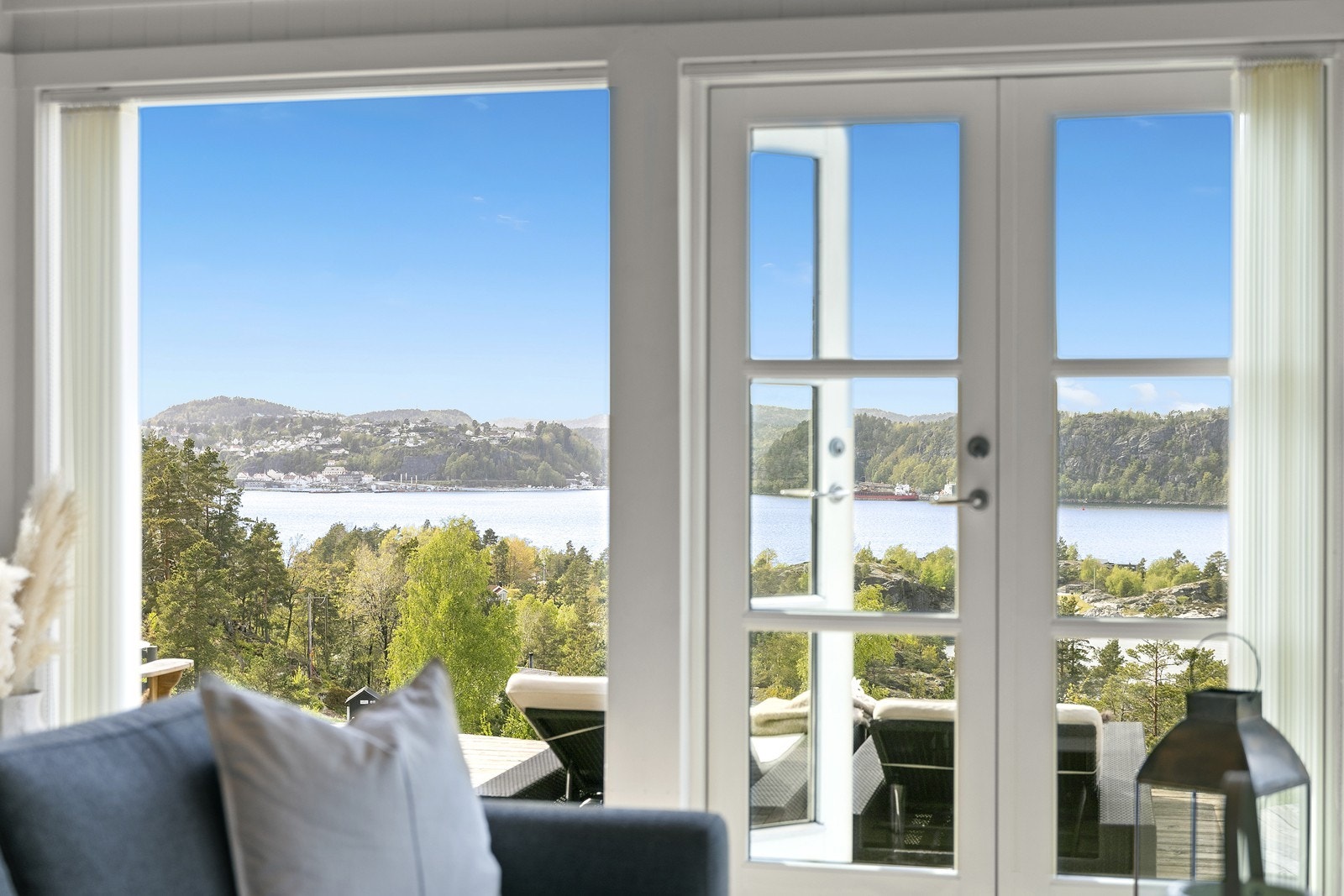 Fra stuen er det utgang til vestvendt uteplass med fin utsikt og sen kveldsol. Galleribilde