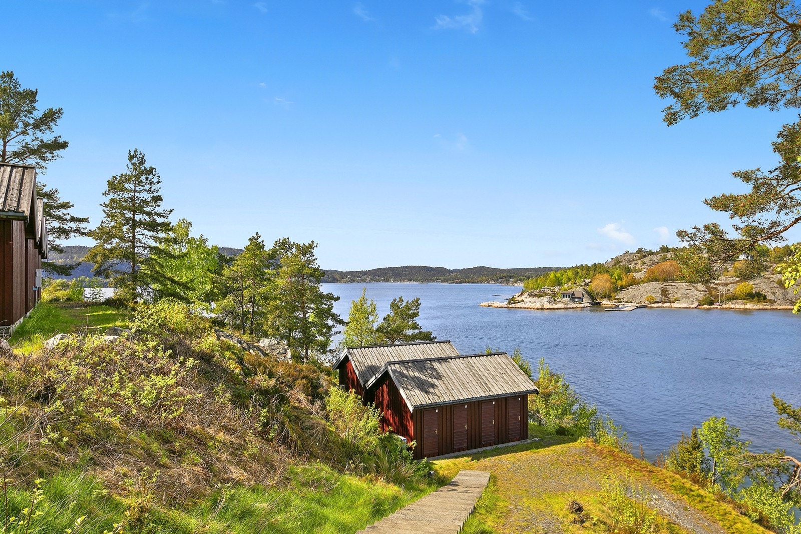 Det er kun 6-7 minutter gange (ca 450 meter ned til sjøen), hvor du har to egne båtplasser og privat sjøbod. Sjøbod i felles anlegg, nr. 21. Galleribilde