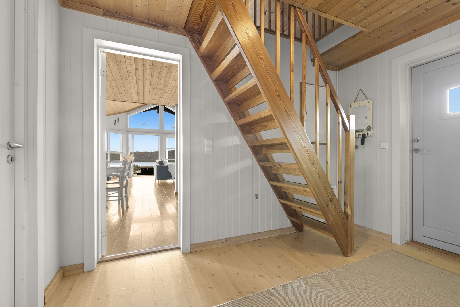 Fra gangen er det oppgang til hems. Galleribilde