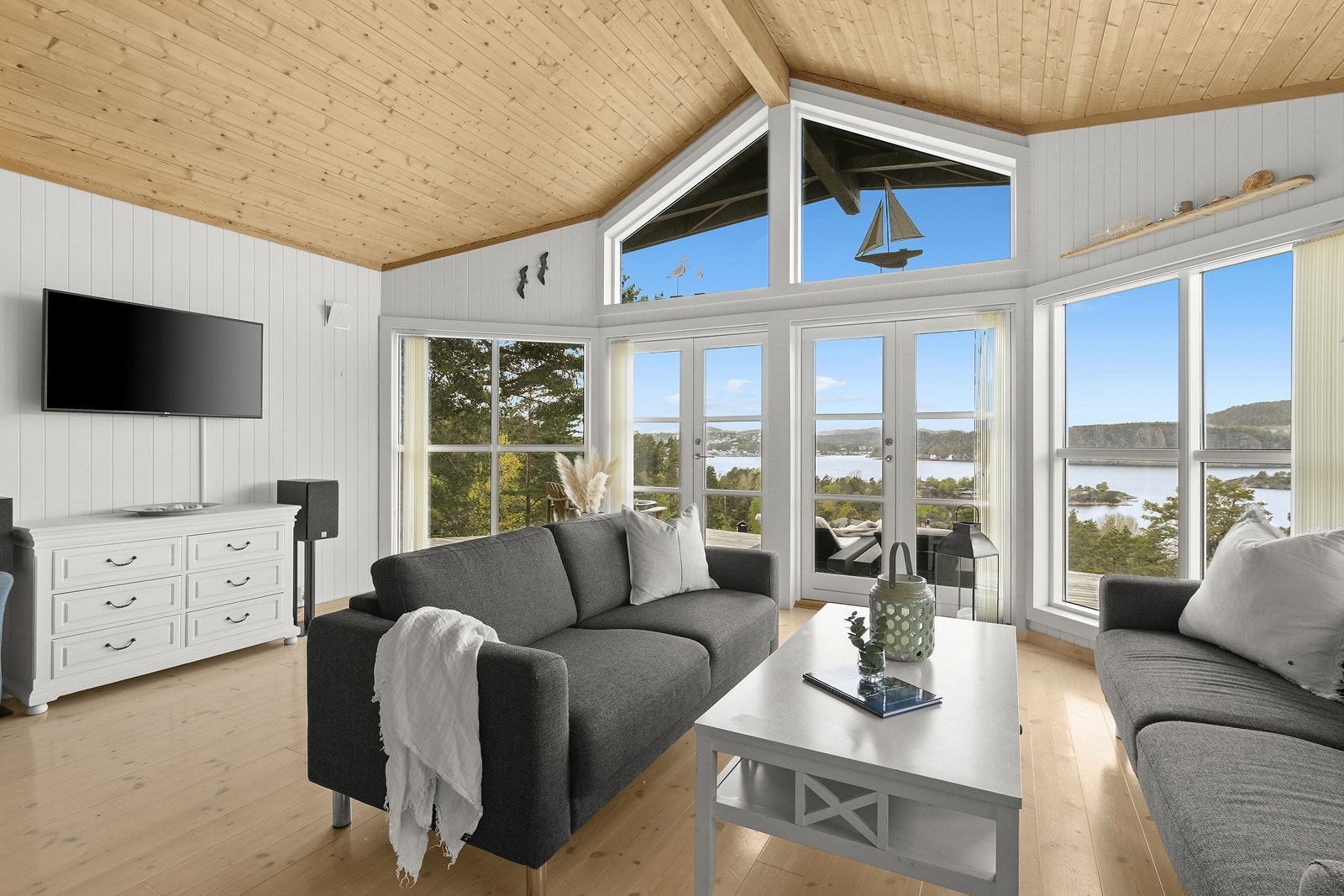 Stue og kjøkken har åpen løsning, med vindusflater fra gulv til himling og god takhøyde. Galleribilde