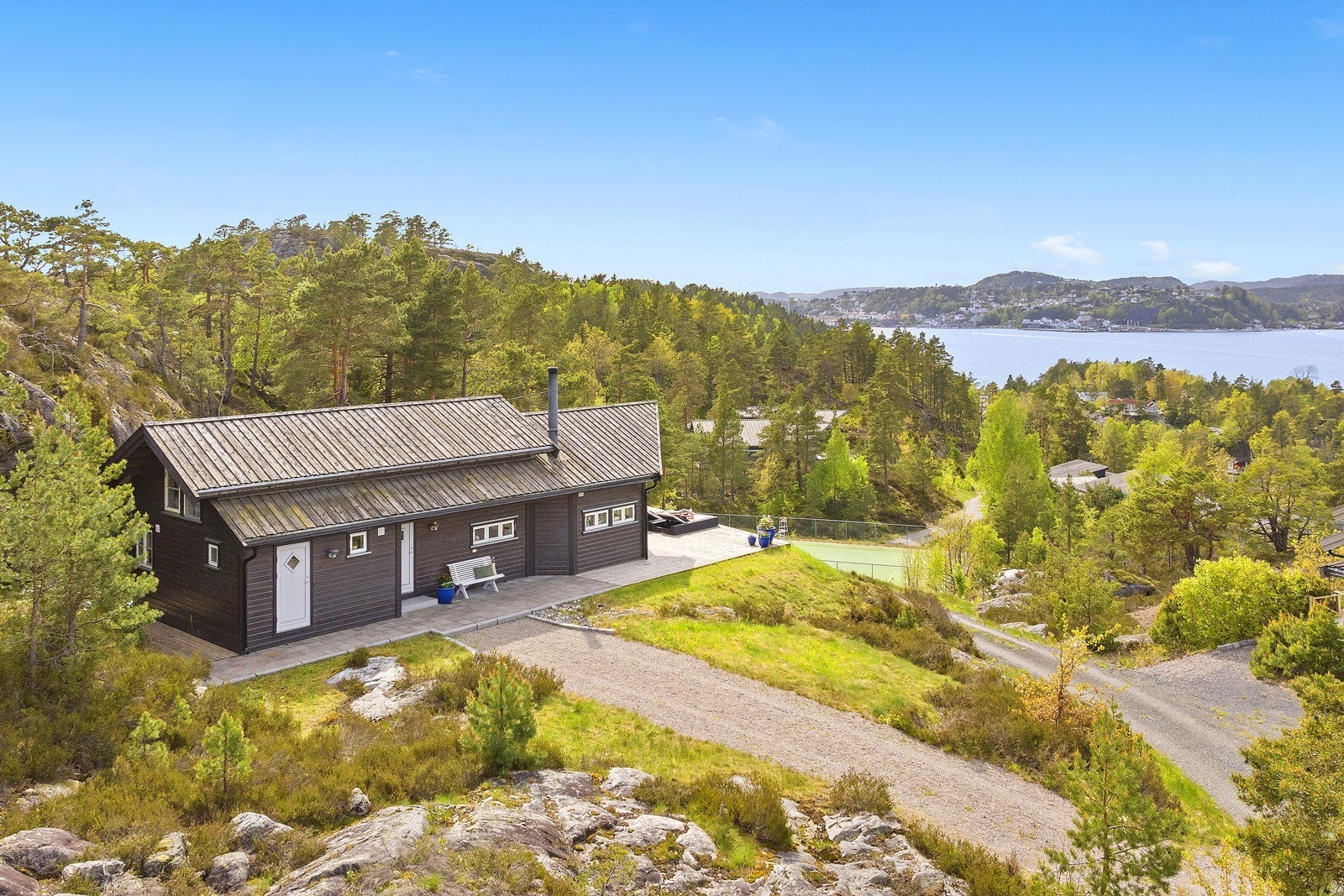 Hytta er oppført i 2008, og fremstår med et moderne stiluttrykk med skråtak og store vindusflater mot sjøen. Galleribilde