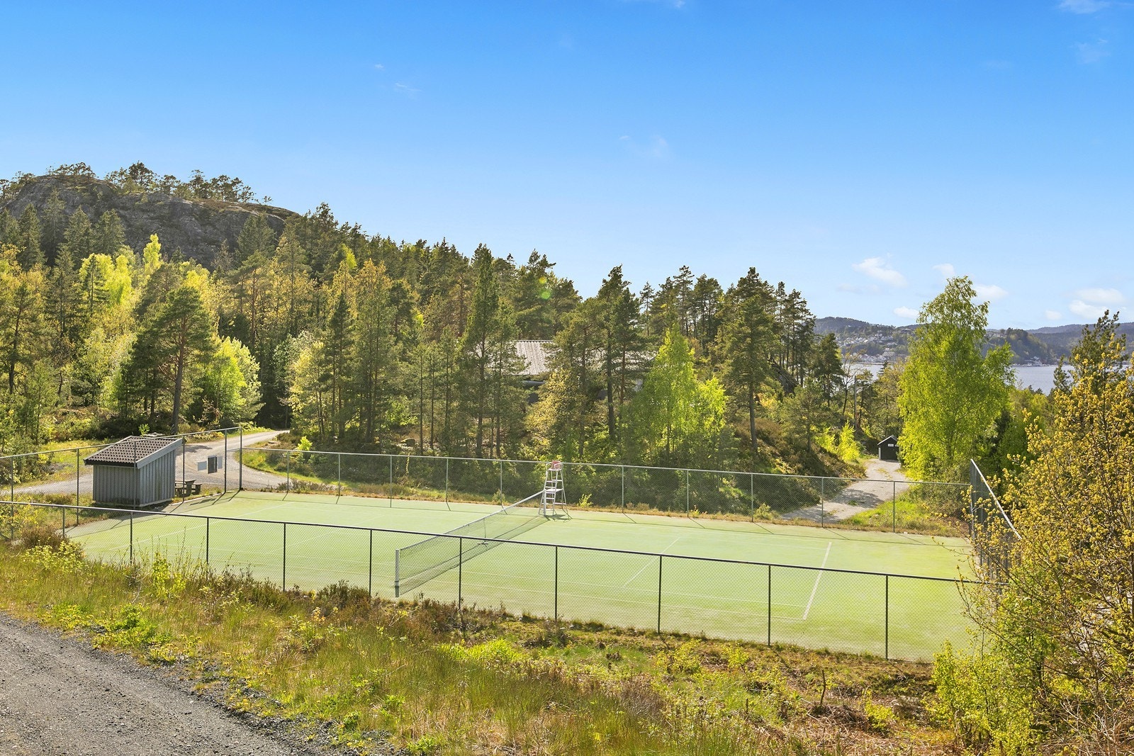 Hyttefeltets flotte tennisbane ligger rett på nedsiden av hytta. Galleribilde
