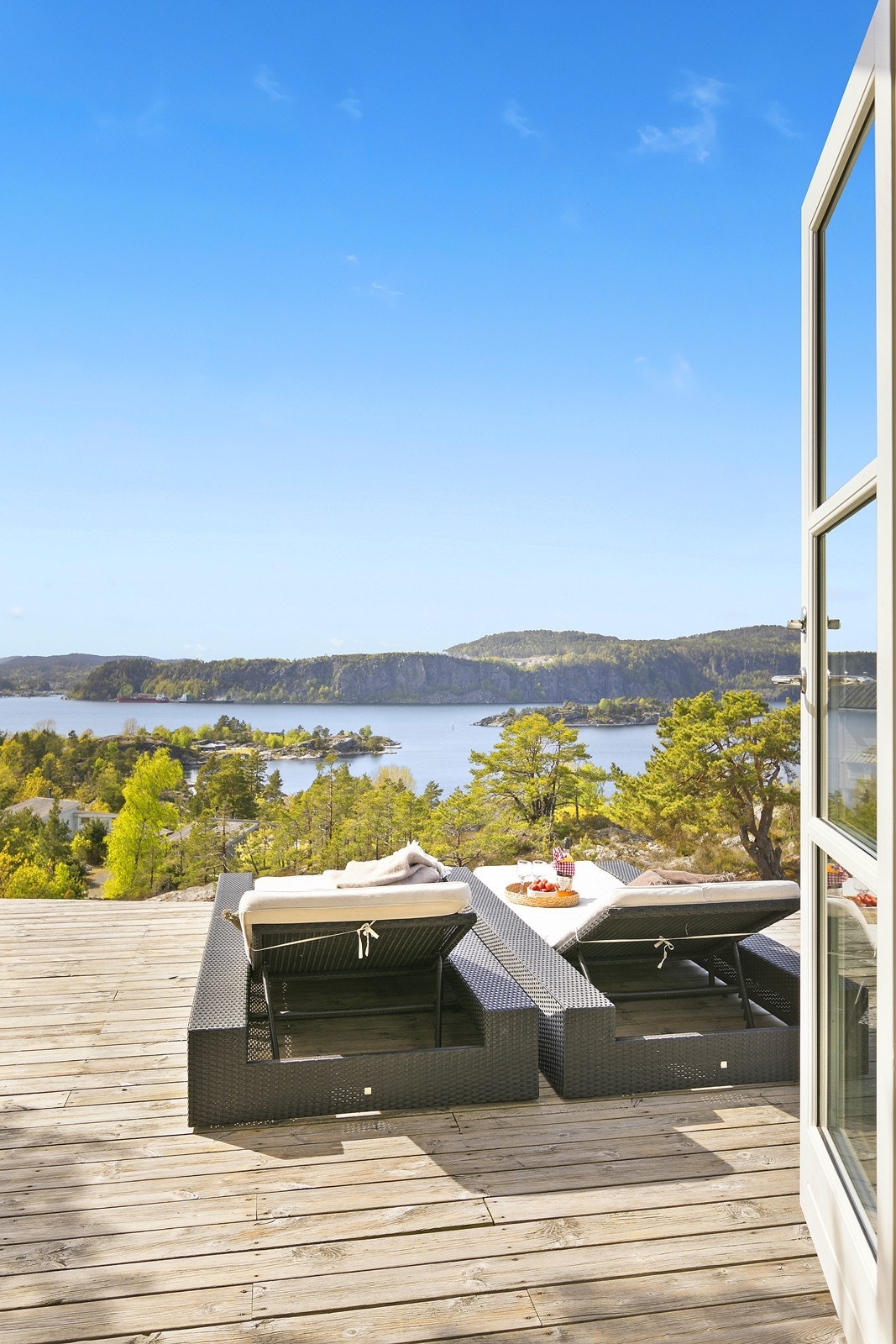 Tomten er solrik, og har nydelig sjøutsikt. Galleribilde