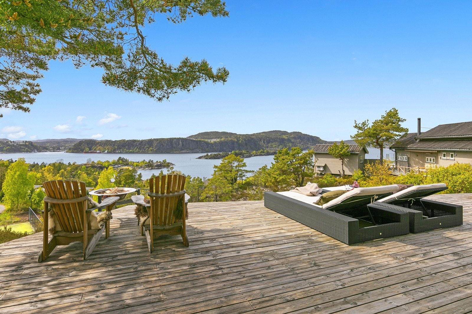 Hytta ligger vestvendt med gode solforhold og fantastisk sjøutsikt! Galleribilde