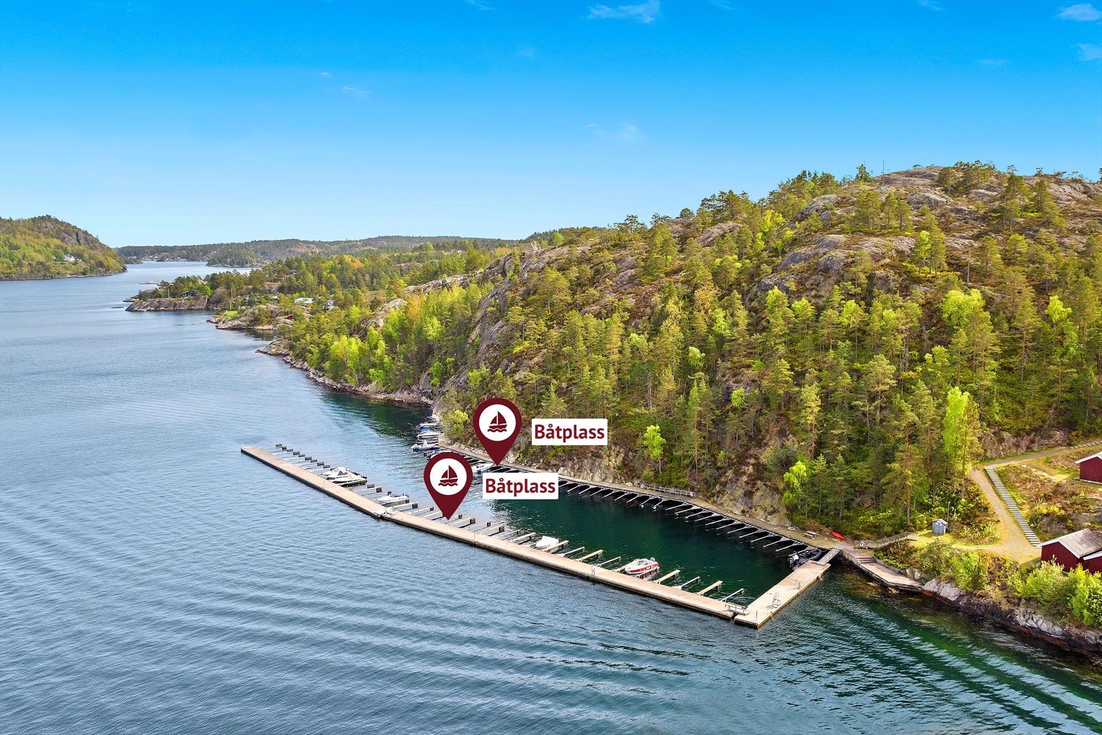 Eiendommen har to båtplasser i fellesanlegg, plass nr. 17 på lekter og plass nr. 31 som er landfast. Disse er hhv. 3m og 2,5m i følge selger. Galleribilde