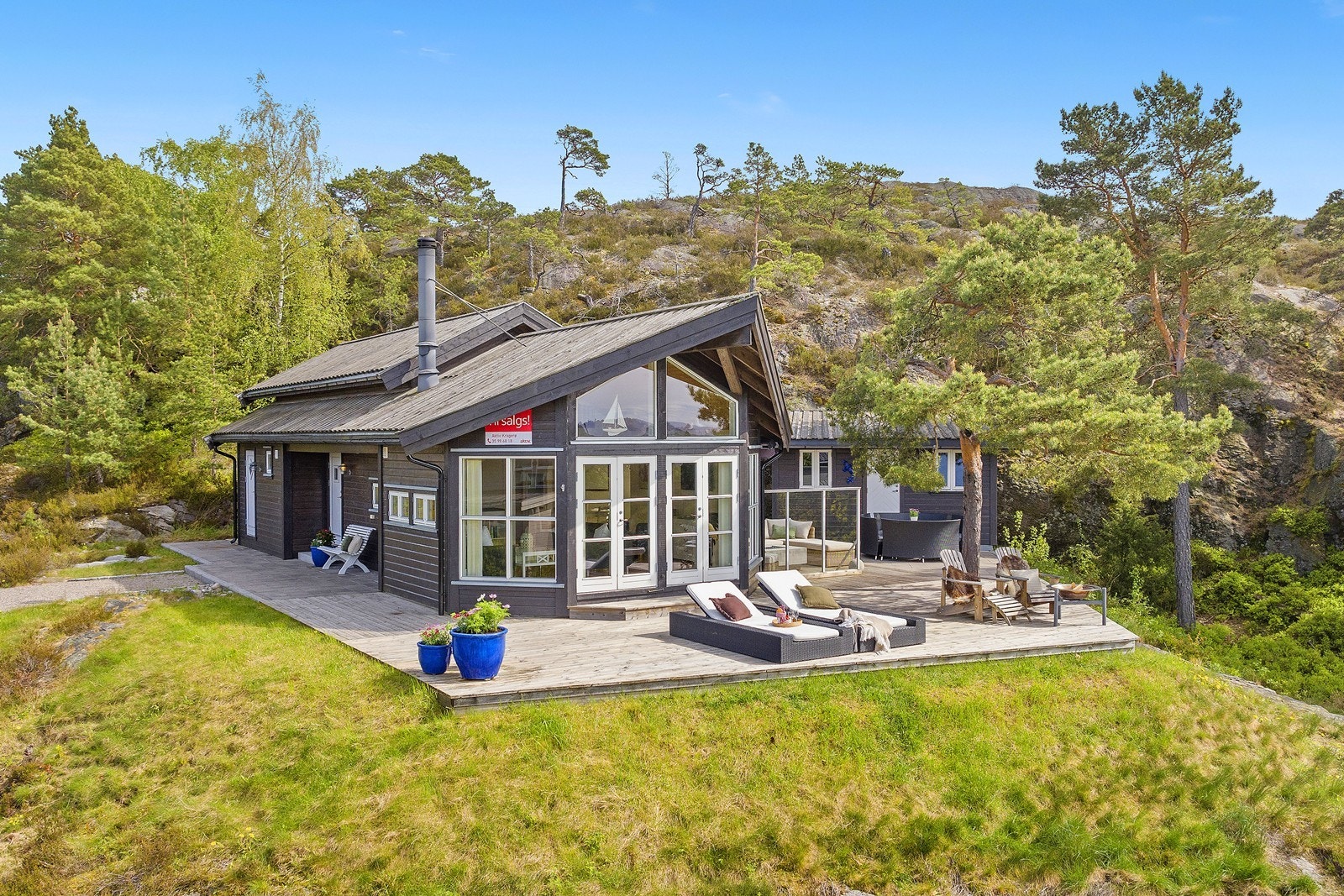 Fritidsboligen ligger på en endetomt, med lettstelte uteområder og gode solforhold. Galleribilde