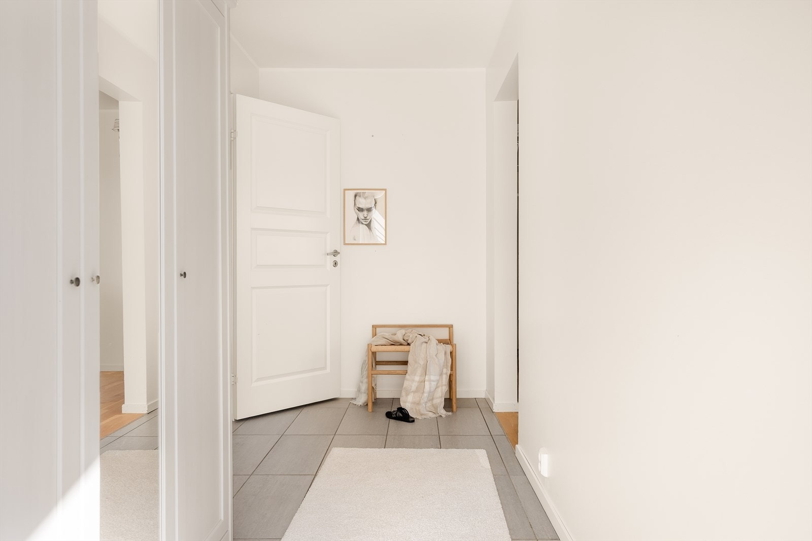Entréen har god plass til garderobeskap, kroker for yttertøy, skohyller og annet møblement, noe som gir deg mulighet til å skape en praktisk og innbydende velkomst Galleribilde