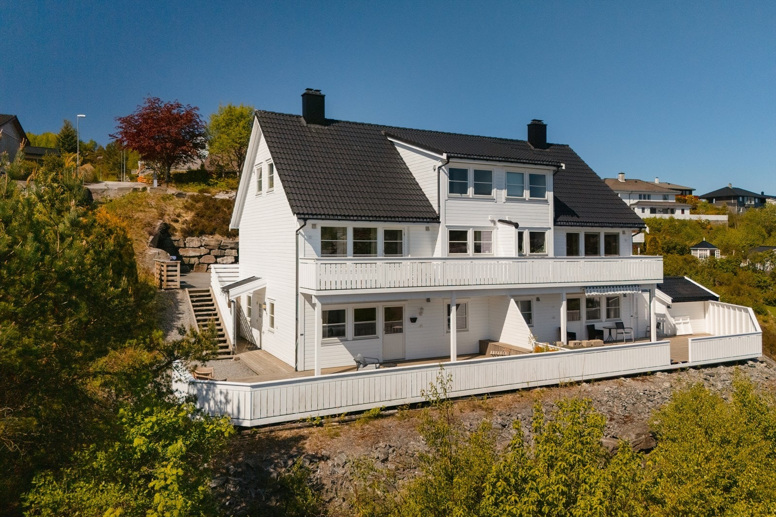 Boligen har en attraktiv beliggenhet i et rolig og familievennlig boligområde i Skogsvåg Galleribilde