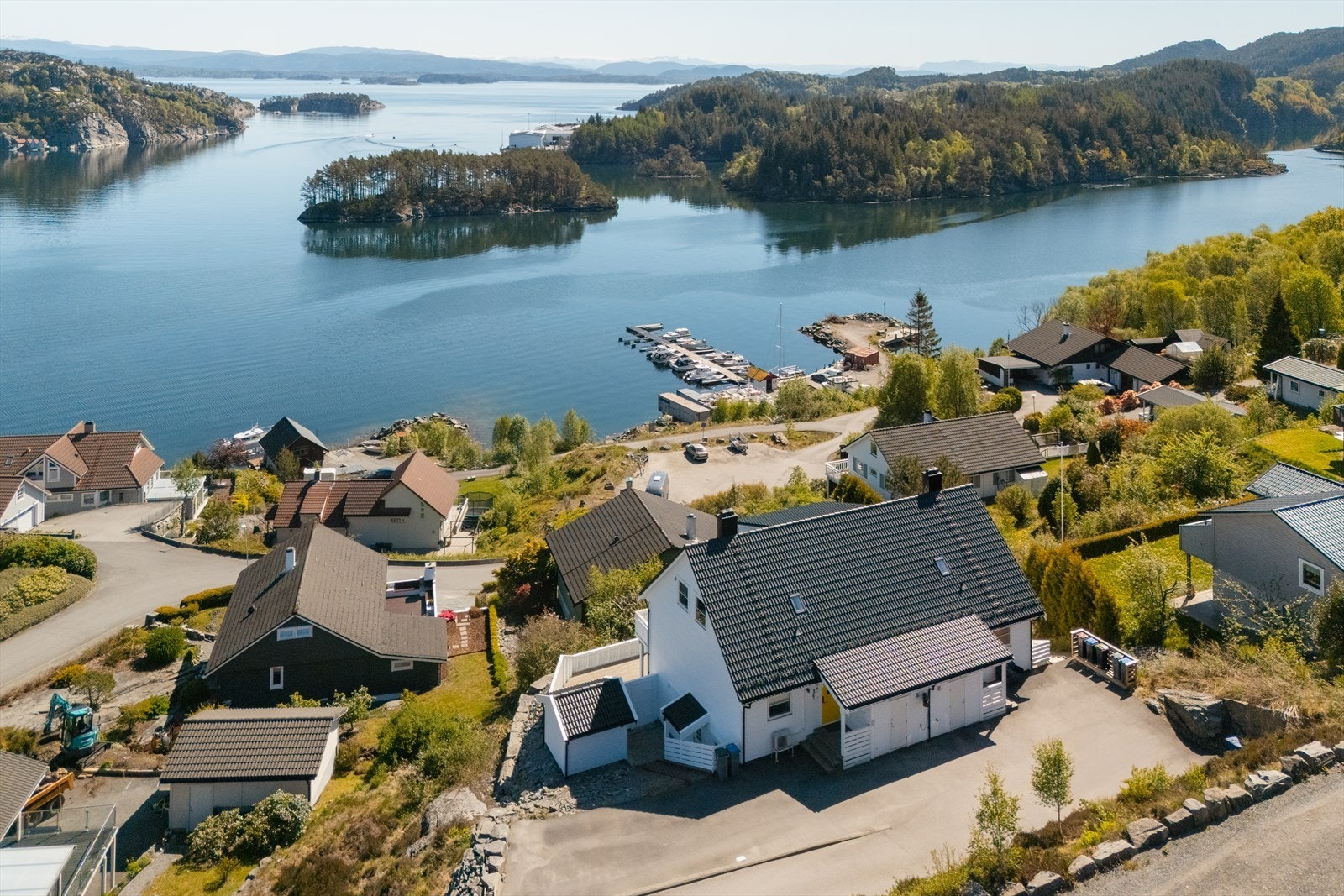 Her bor du med nærhet til både sjø, flotte turområder og nødvendige hverdagsfasiliteter, samtidig som du har enkel adkomst til kollektivtransport og kort kjøreavstand til Sartor Storsenter og Bergen Galleribilde