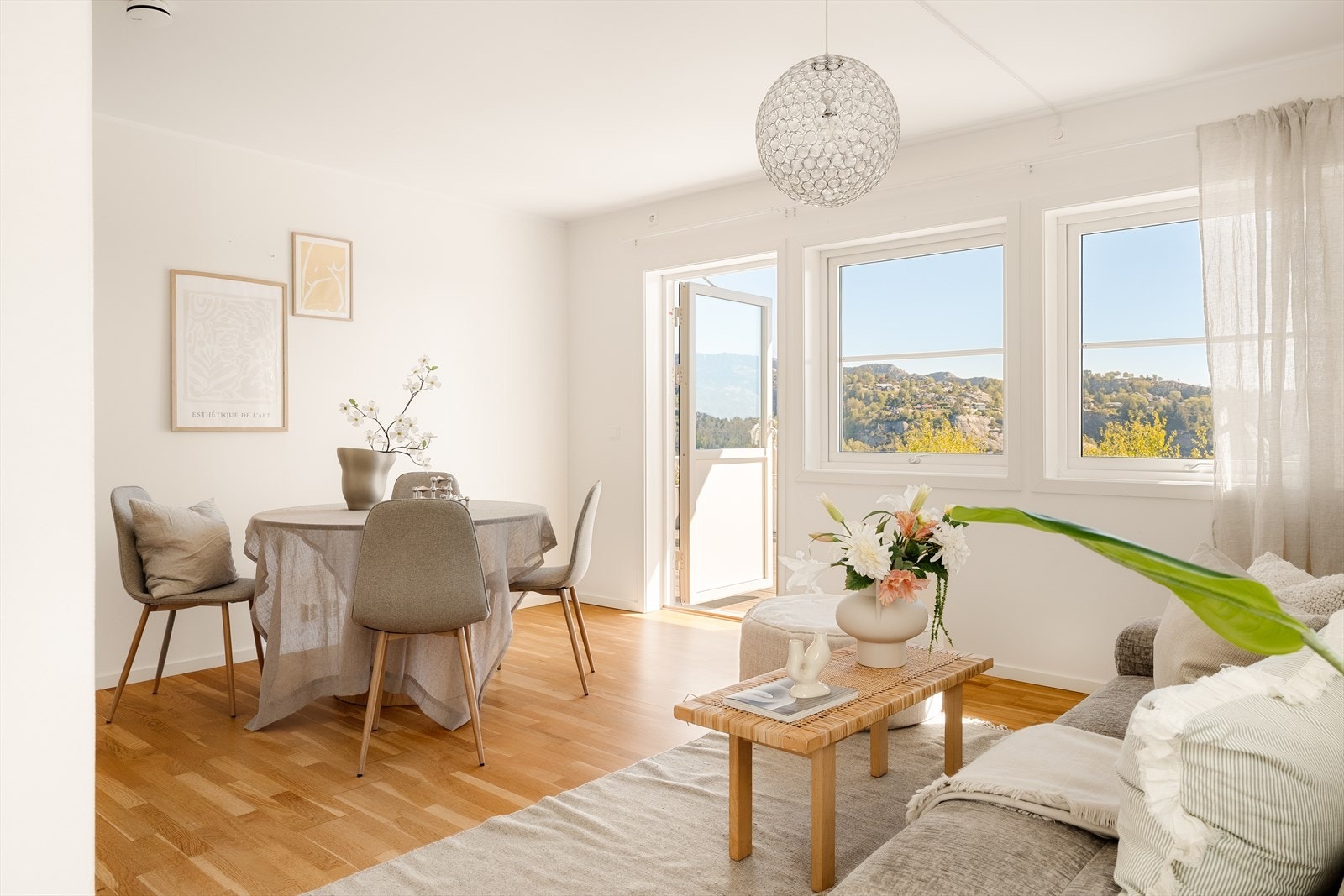 Store vindusflater slipper inn rikelig med naturlig lys, noe som skaper et lyst og trivelig innemiljø Galleribilde