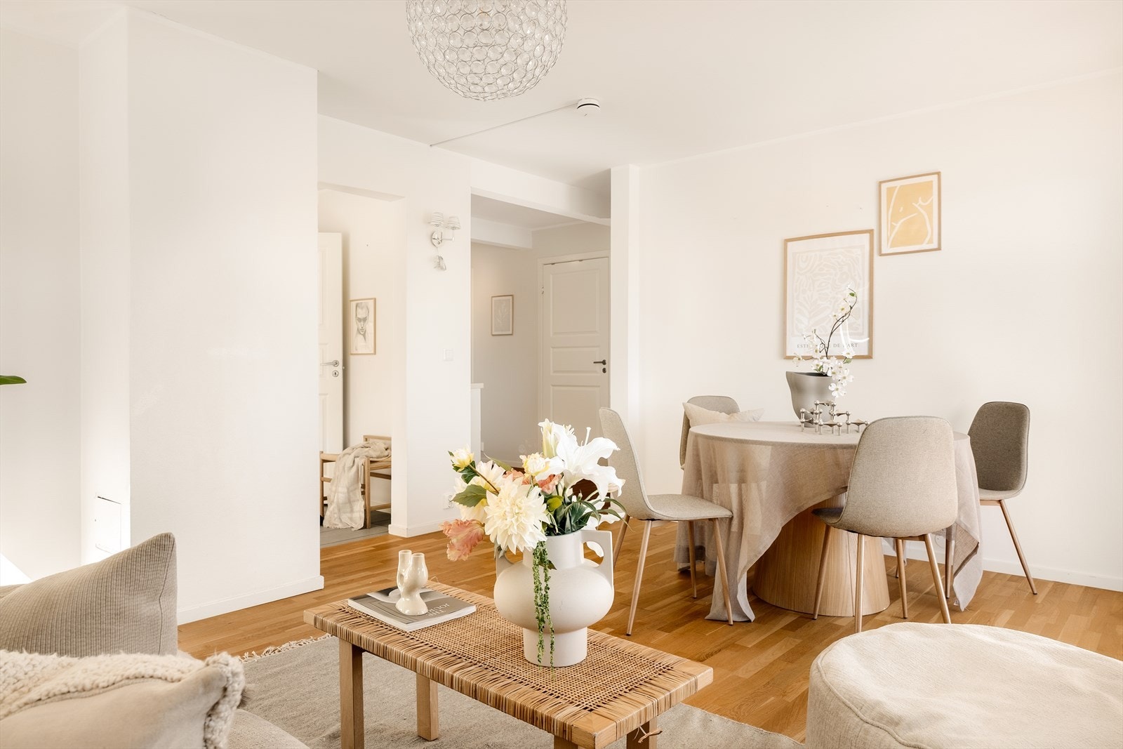 I stuen er det mulighet for å innrede med en romslig spisegruppe - ideelt for å huse større selskap! Galleribilde