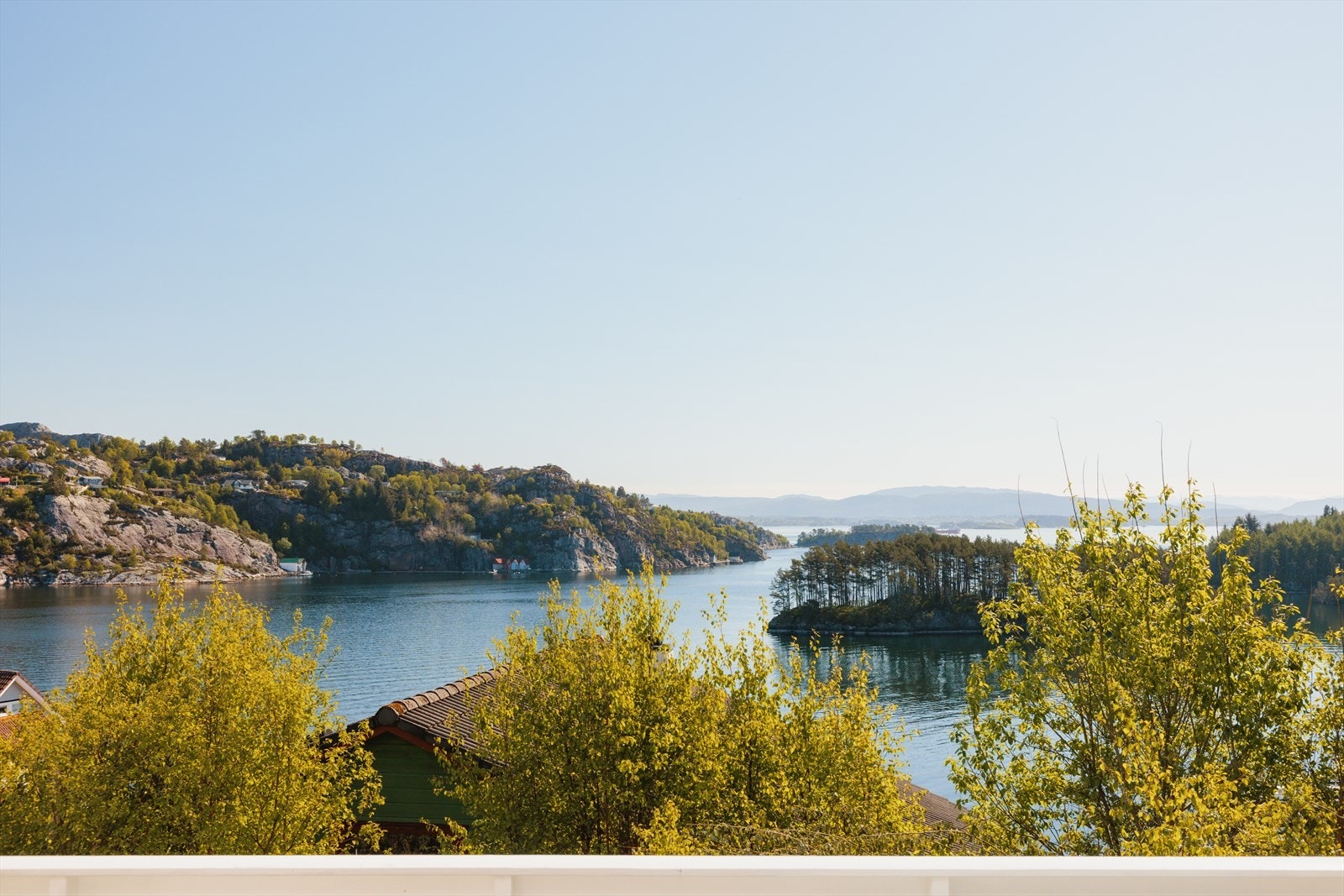 Høyt og fritt beliggende med gode solforhold og fin utsikt mot sjø og natur Galleribilde