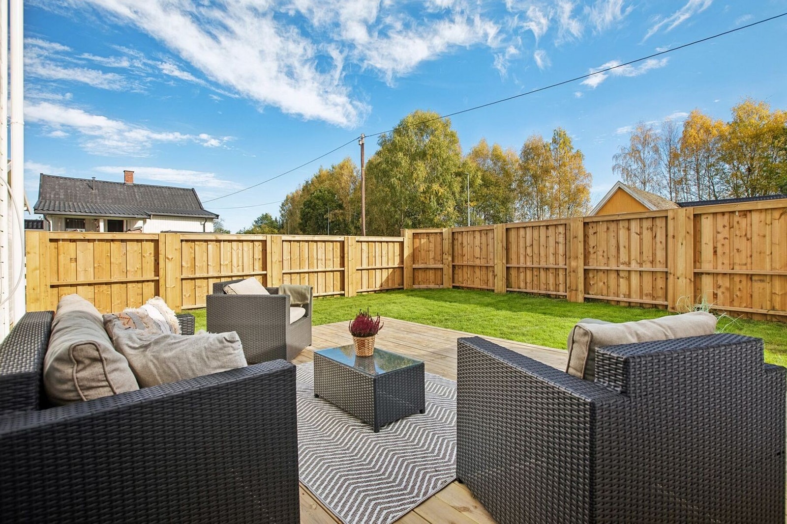 Boligen har en fantastisk markterrasse på hele 25kvm med god plass til ønsket utemøblement. Galleribilde