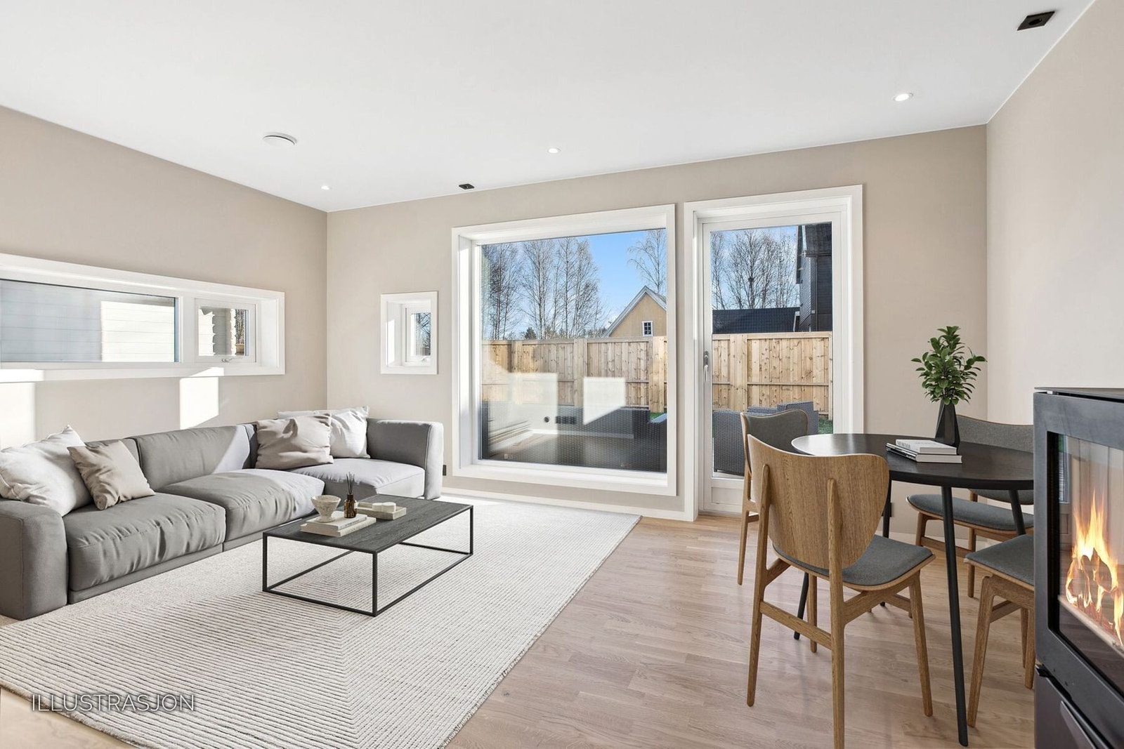 I stuen er det god plass til både sofakrok og spisegruppe, og store vindusflater sørger for rikelig med naturlig lys. Galleribilde