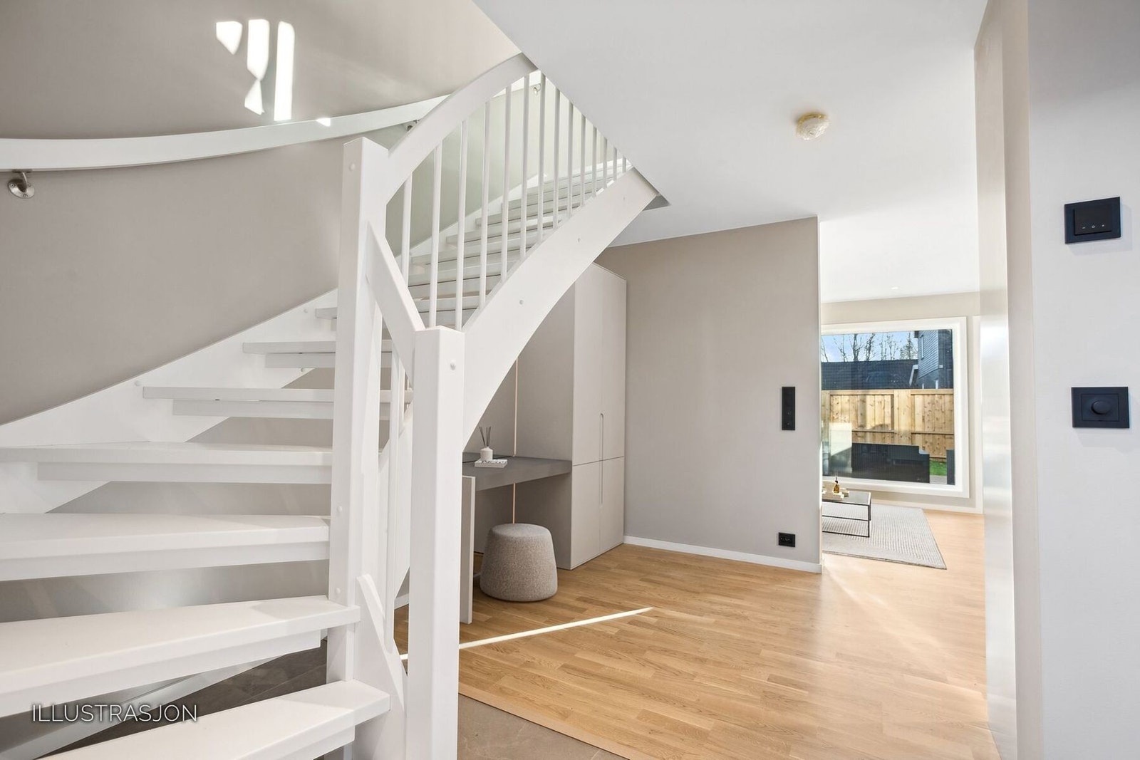 Det er en innvendig bod tilknyttet entréen i tillegg til plass under trappen for ekstra oppbevaring eller en praktisk hjemmekontor-løsning. Galleribilde