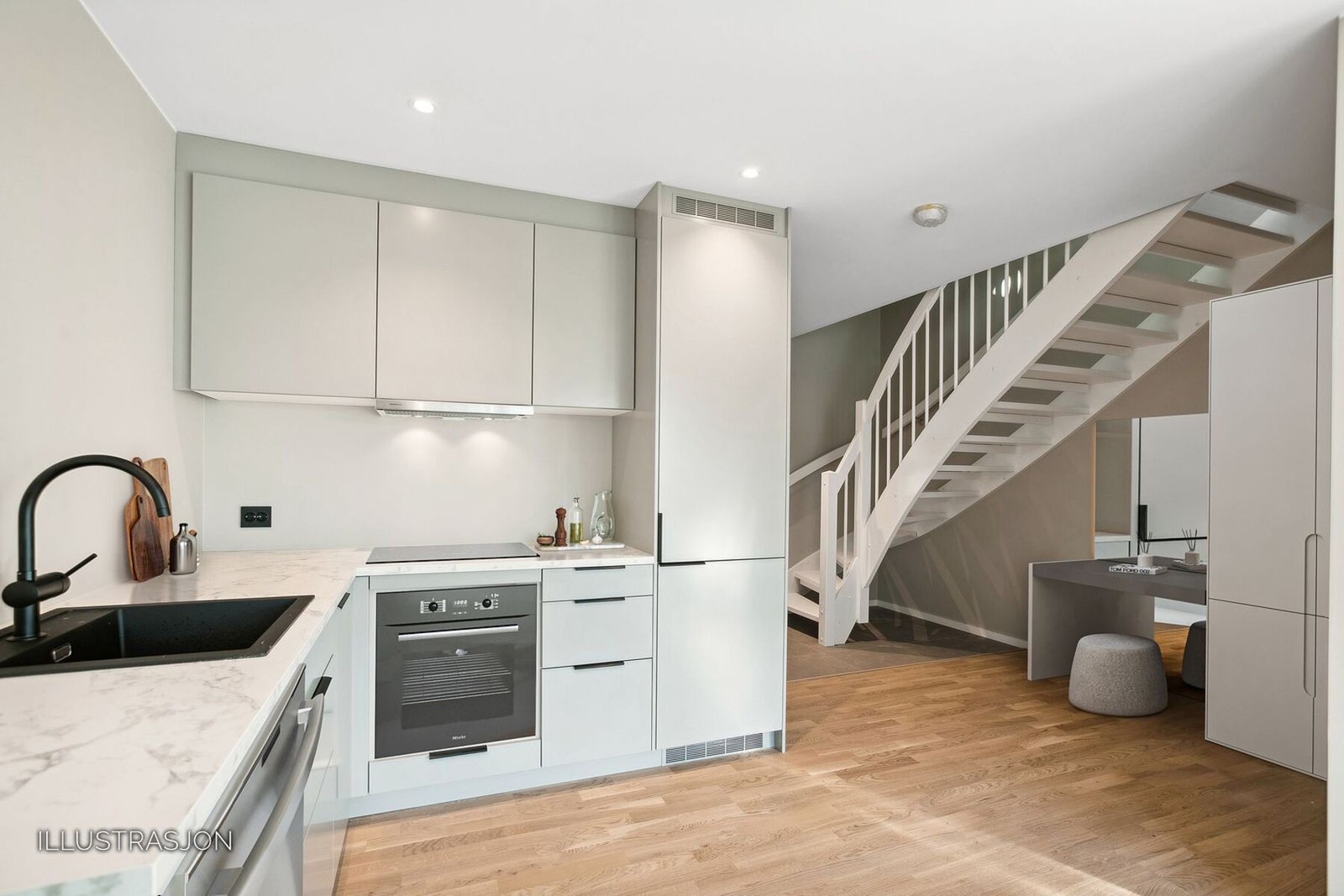 Stilrent kjøkken fra "Drømmekjøkken" med oppgradert hvitevarepakke fra Siemens. Galleribilde