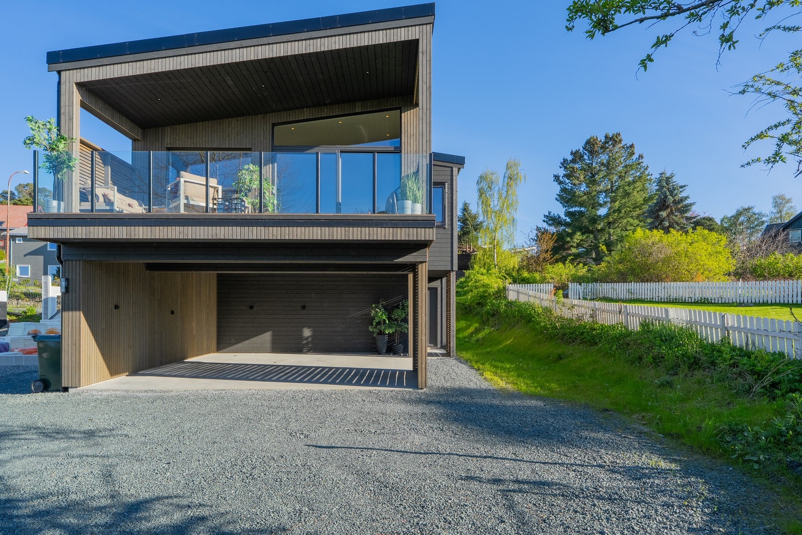 Dagens carport vil bli oppgradert til fullverdig dobbelgarasje før overtakelse, og er inkludert i prisen. Med garasjen vil boligens totale areal være hele 187 kvm. Galleribilde