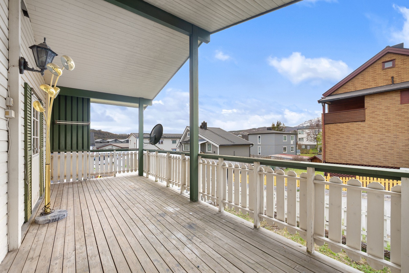 Veranda utenfor stue er vendt mot sørvest og har gode solforhold Galleribilde