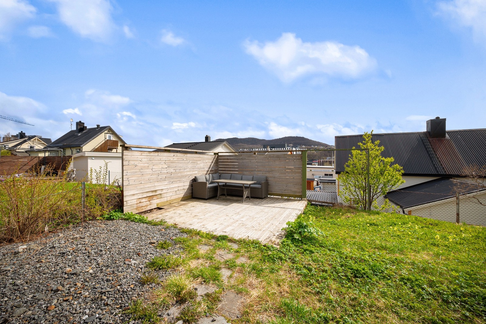 Det er flere fine uteområder, her med platting og levegg Galleribilde