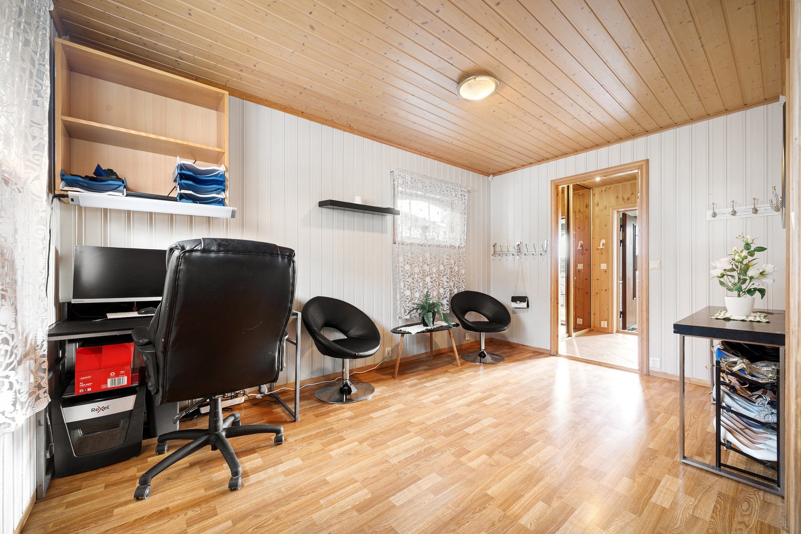 Romslig hall som er innredet med kontorplass Galleribilde