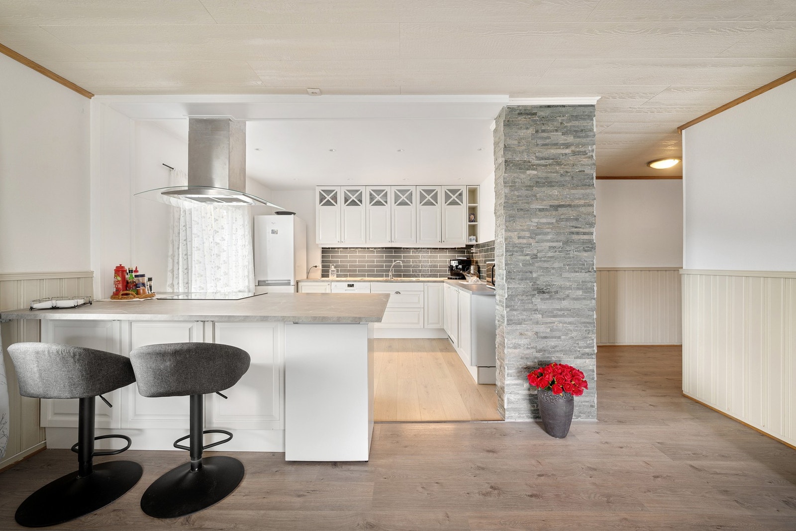 Moderne kjøkkenløsning med kjøkkenøy og barkrakker Galleribilde