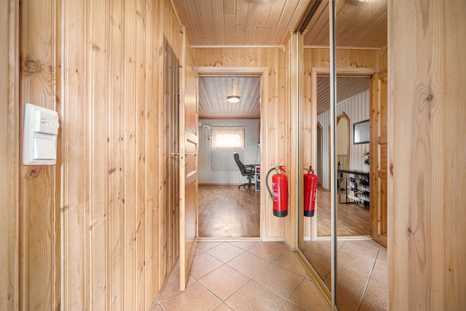 Entréen er flislagt og har innebygd skyvedørsgarderobe for smart oppbevaring av ytterklær Galleribilde