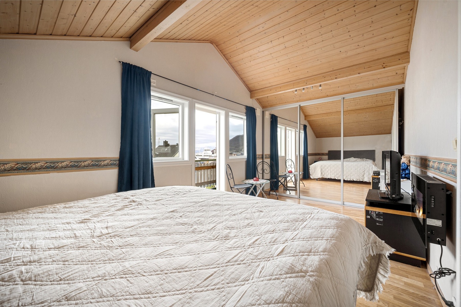 Her er det adkomst til egen balkong og innebygd garderobeløsning Galleribilde