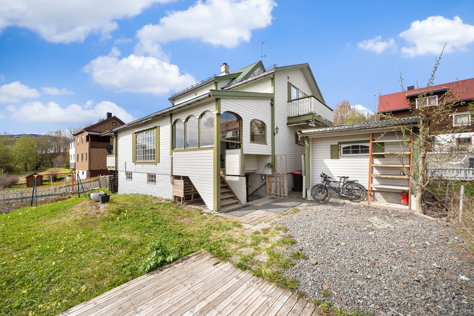 Adkomst til kjelleretasjen er trapp ned til høyre for hovedinngangen Galleribilde