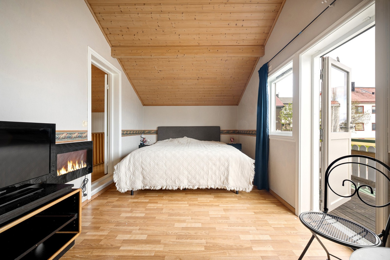 Alle soverom finner vi på øverste plan - her med hovedsoverom Galleribilde