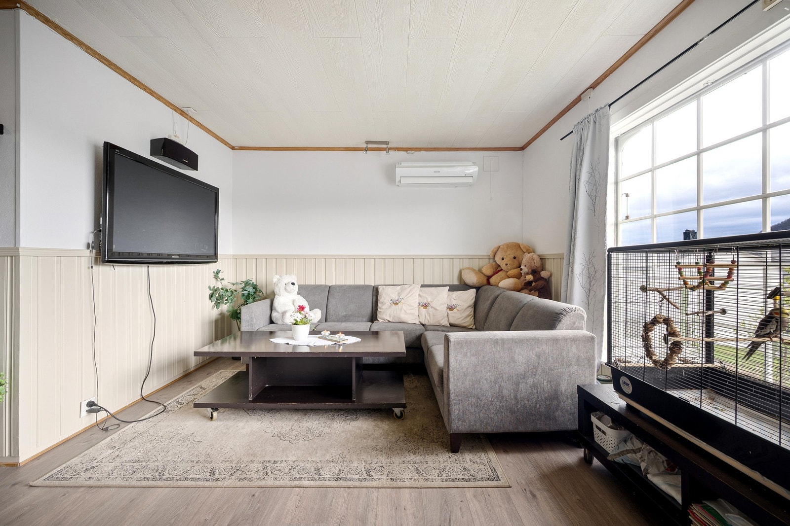 Naturlig plass for tv-kroken! Den veggmonterte varmepumpen er fra 2020 Galleribilde