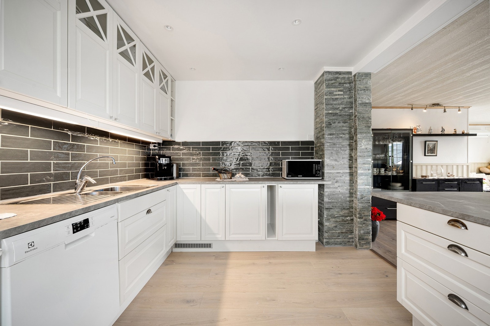 Benkeplate av laminat, og rikelig med arbeidsplass for å tilberede gode måltider! Galleribilde