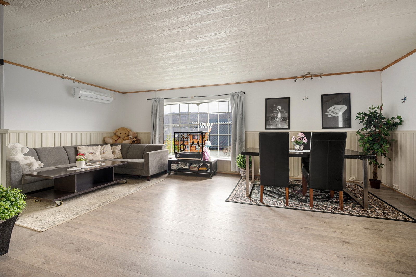 I hovedetasjen finner vi en hyggelig stue, som er åpen og luftig med store vinduer som gir mye dagslys inn Galleribilde