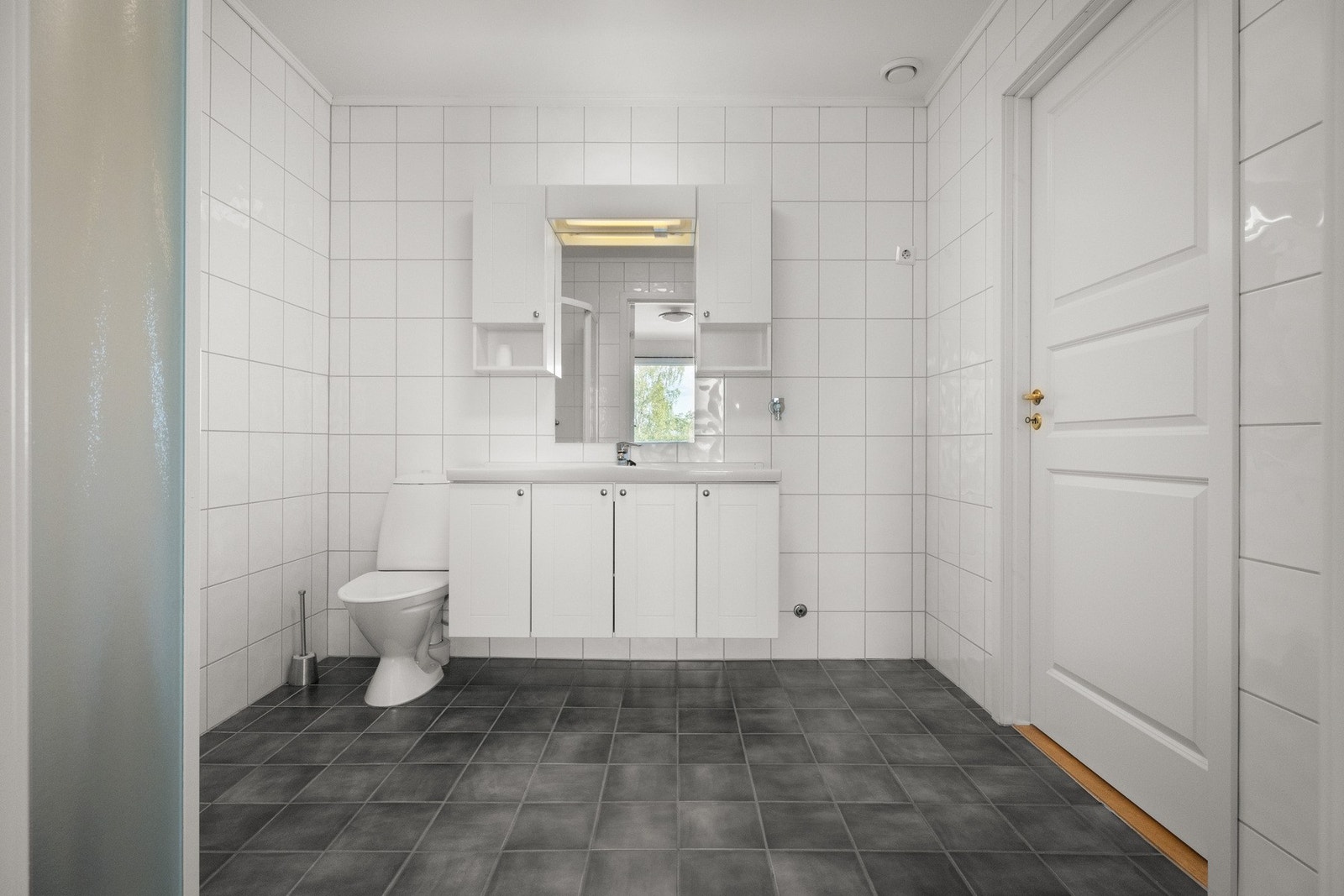 Badet har fliser på gulv og vegger og varmekabler i gulv Galleribilde