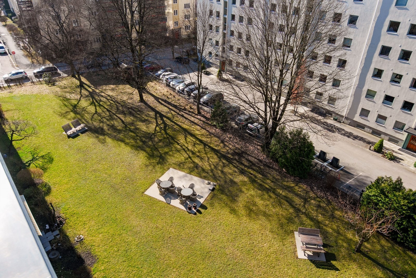 Utsyn ned til fellesareal med sittegrupper Galleribilde