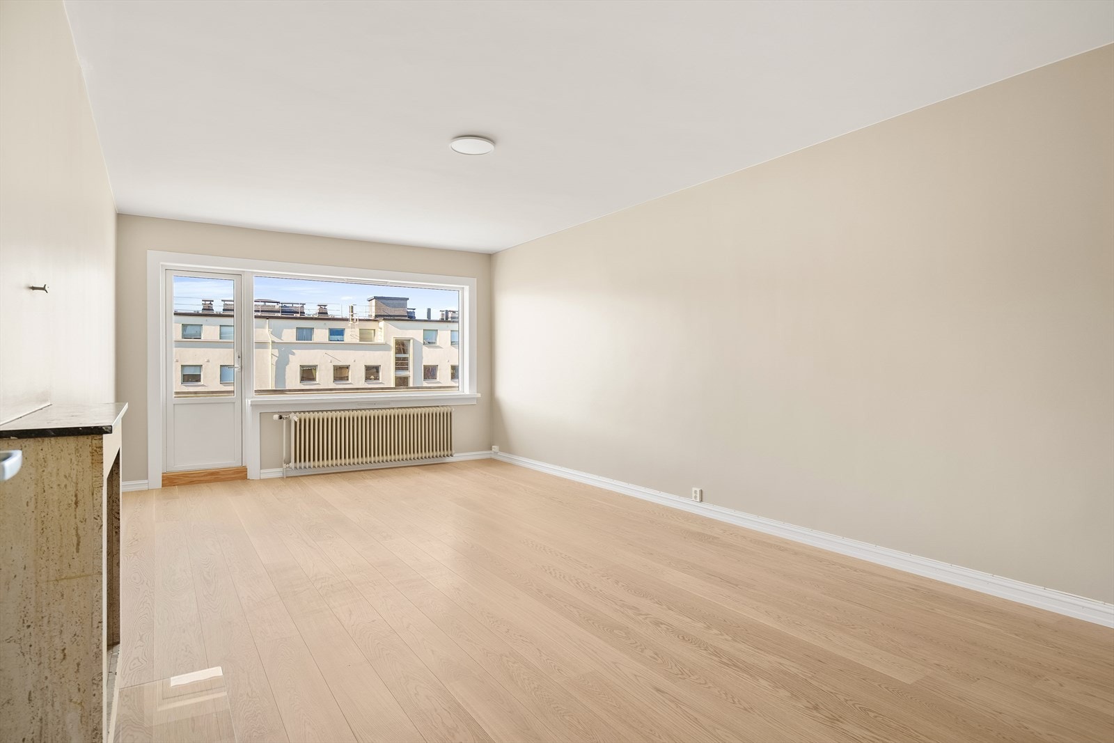 Stuen har plass til sofa, tv-møblement og spisebord Galleribilde