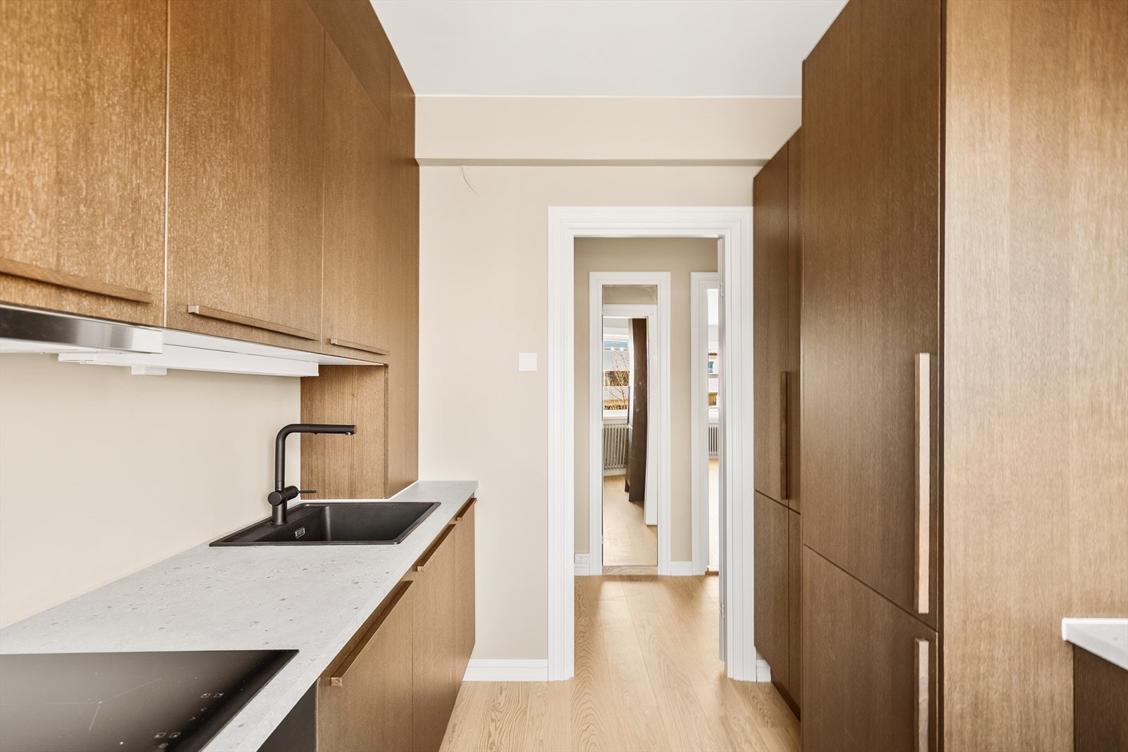 Kjøkken har godt med skap og benkeplass Galleribilde