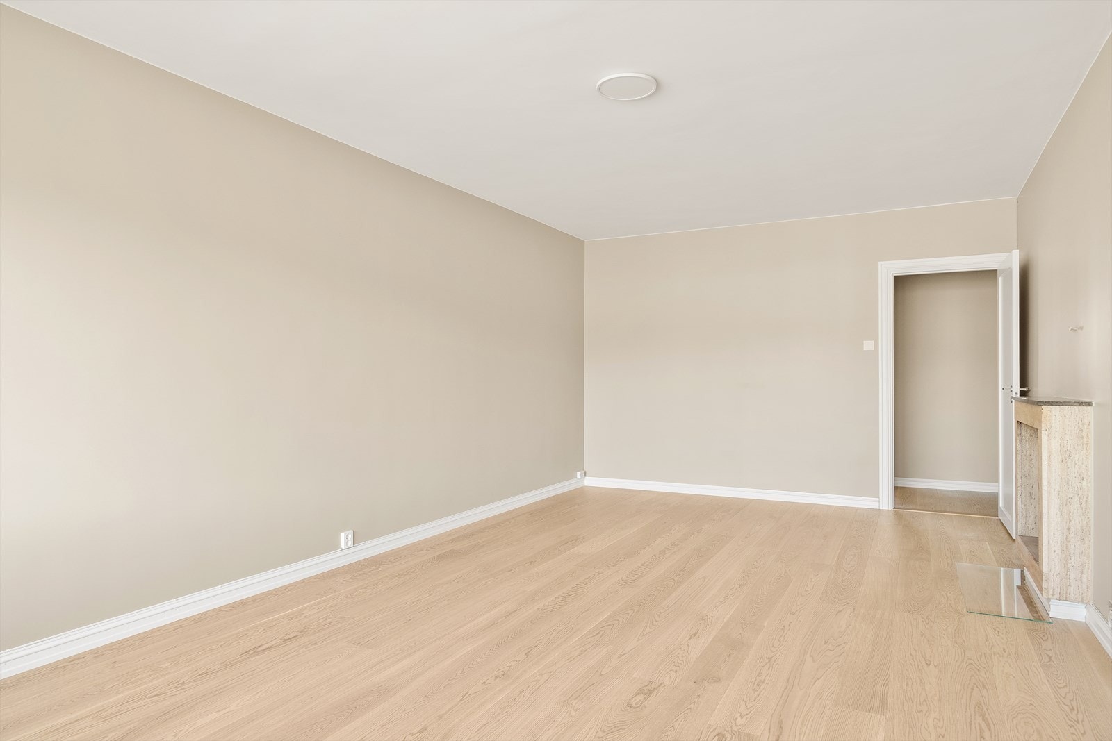 Stuen har 1-stavs parkett og peis Galleribilde