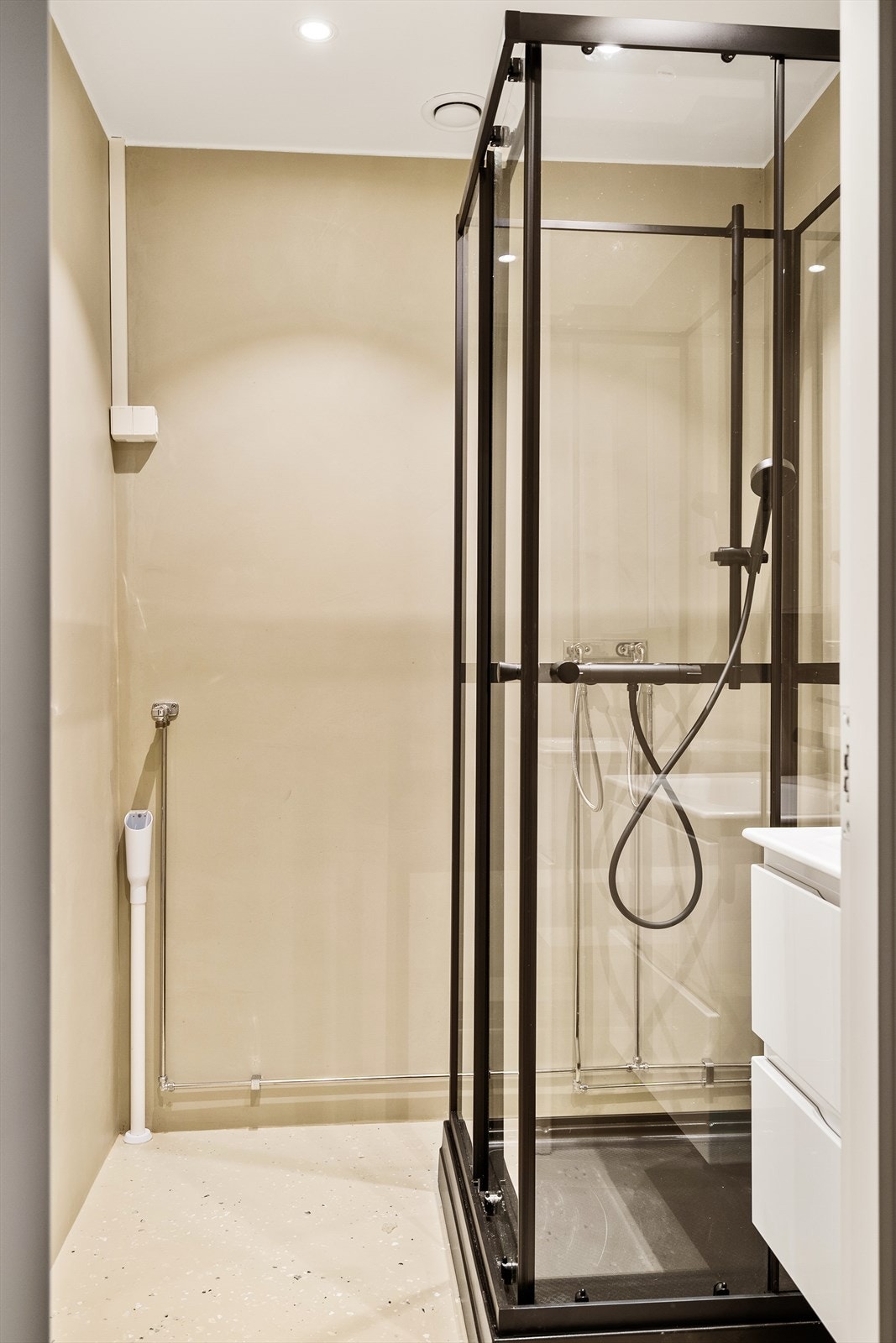 Bad med dusj, opplegg for vaskemaskin og baderomsinnredning Galleribilde