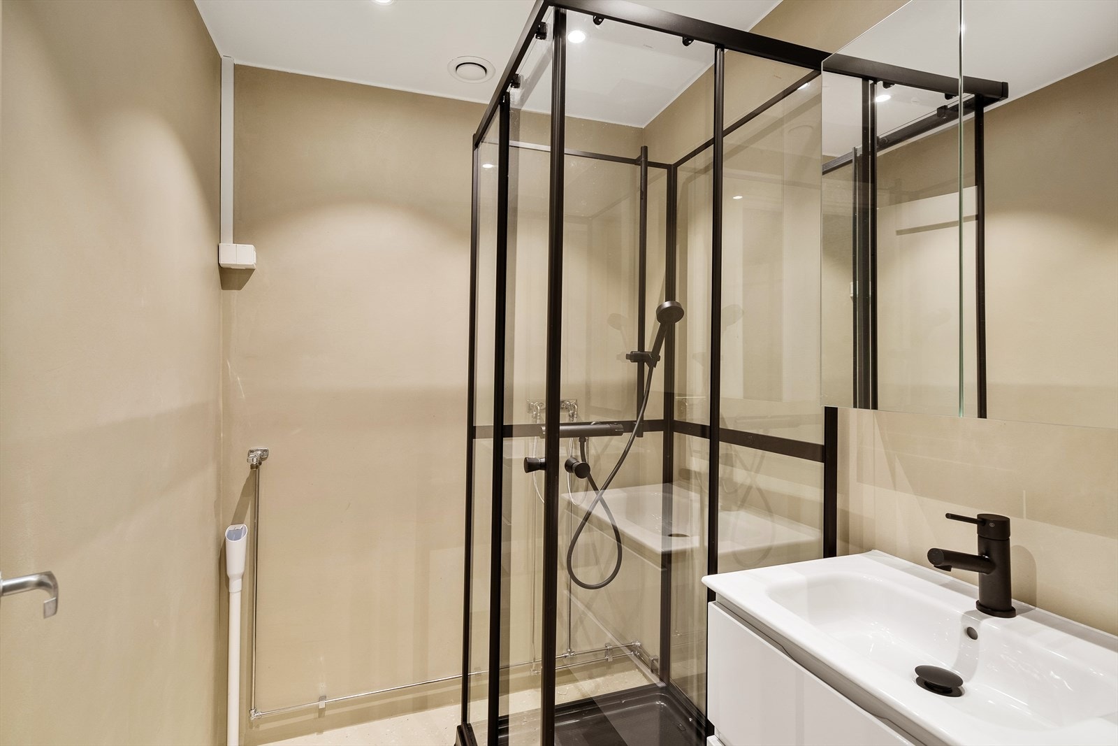 Badet ble pusset opp med mikrosement i 2025- Varmekabler i gulv og opplegg for vaskemaskin Galleribilde