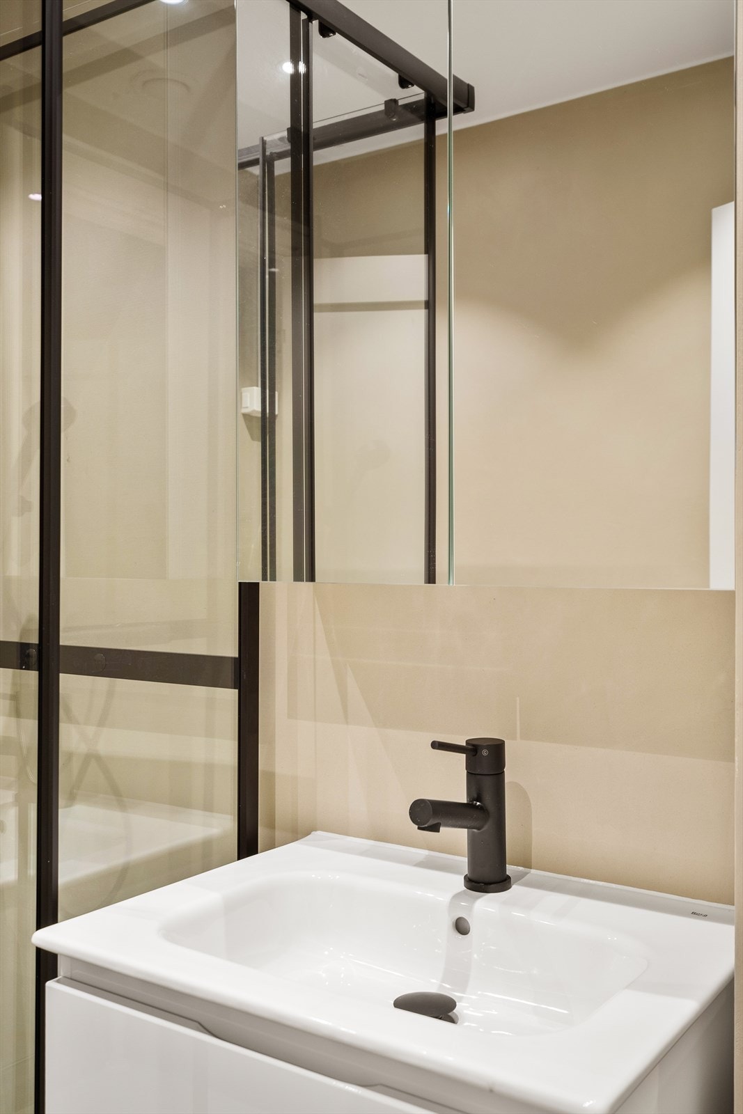 Speilskap og baderomsinnredning med skuffer Galleribilde