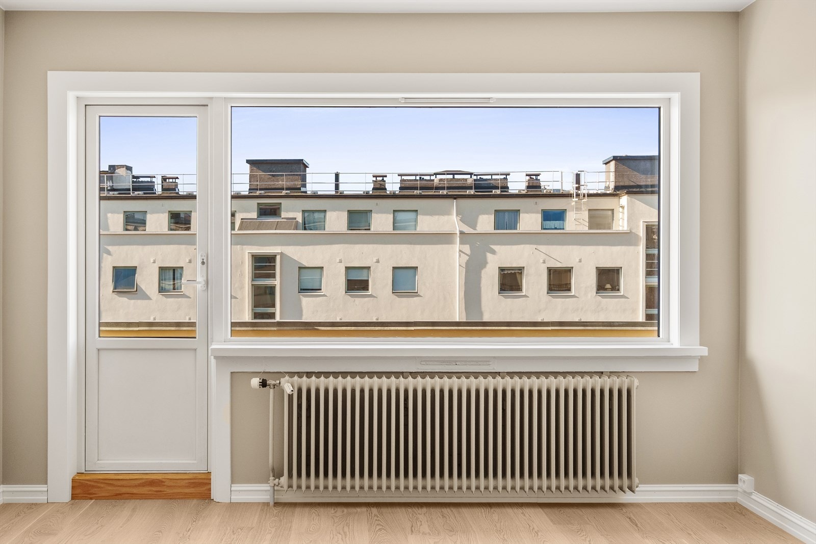 Utgang til balkong fra stuen Galleribilde