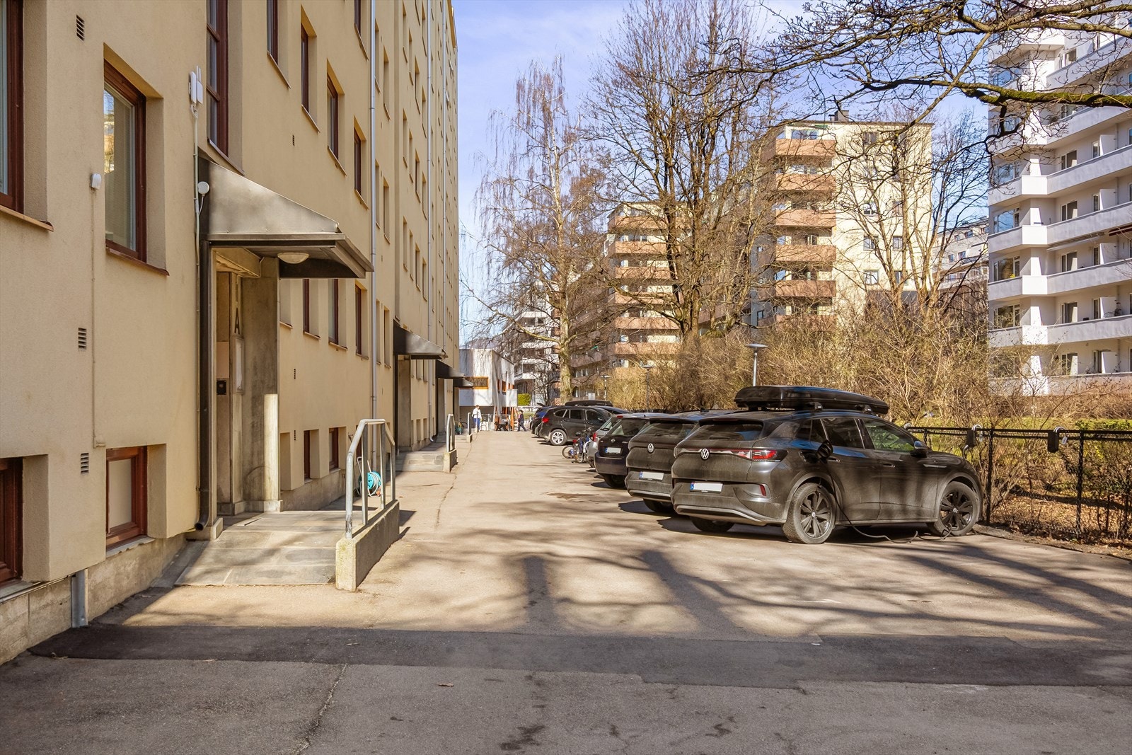 Fasade med biloppstillingsplasser utenfor Galleribilde