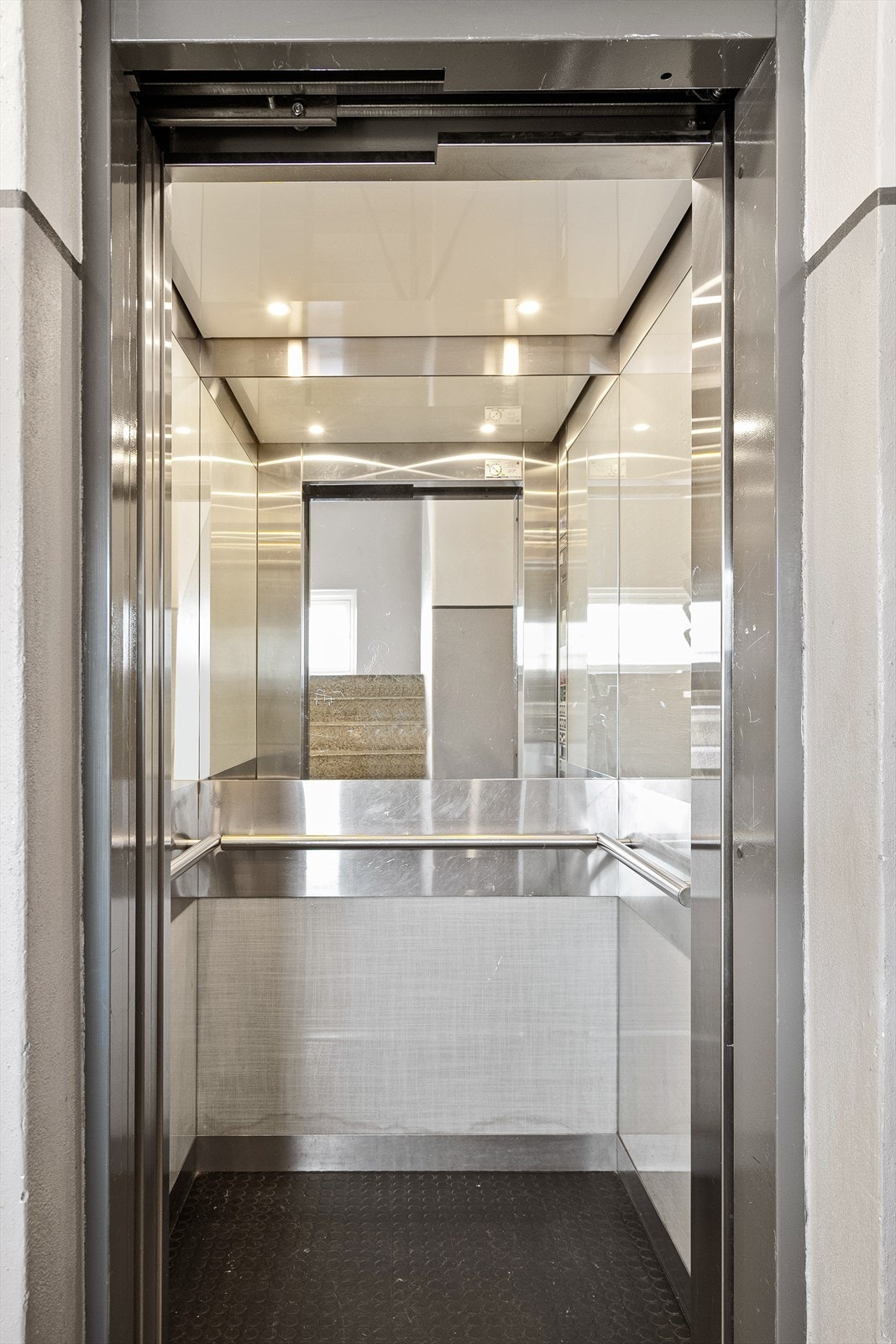 Heis i bygget som tar deg opp til etasjen Galleribilde