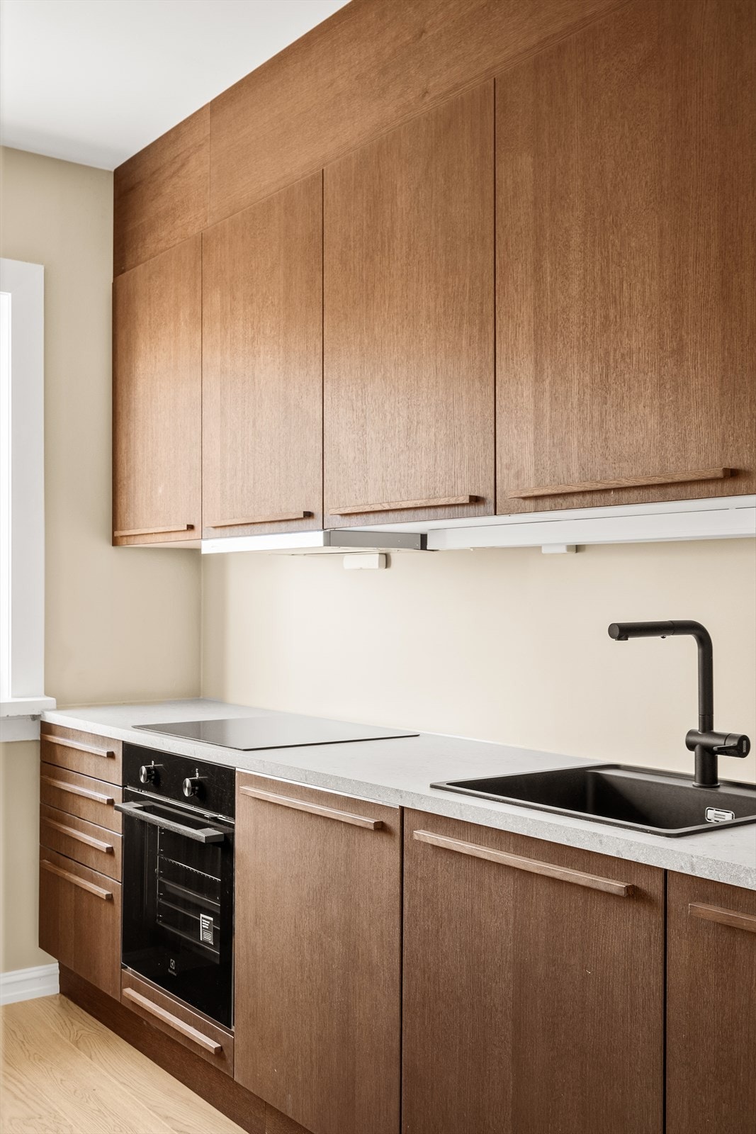 Moderne kjøkken med integrerte hvitevarer Galleribilde