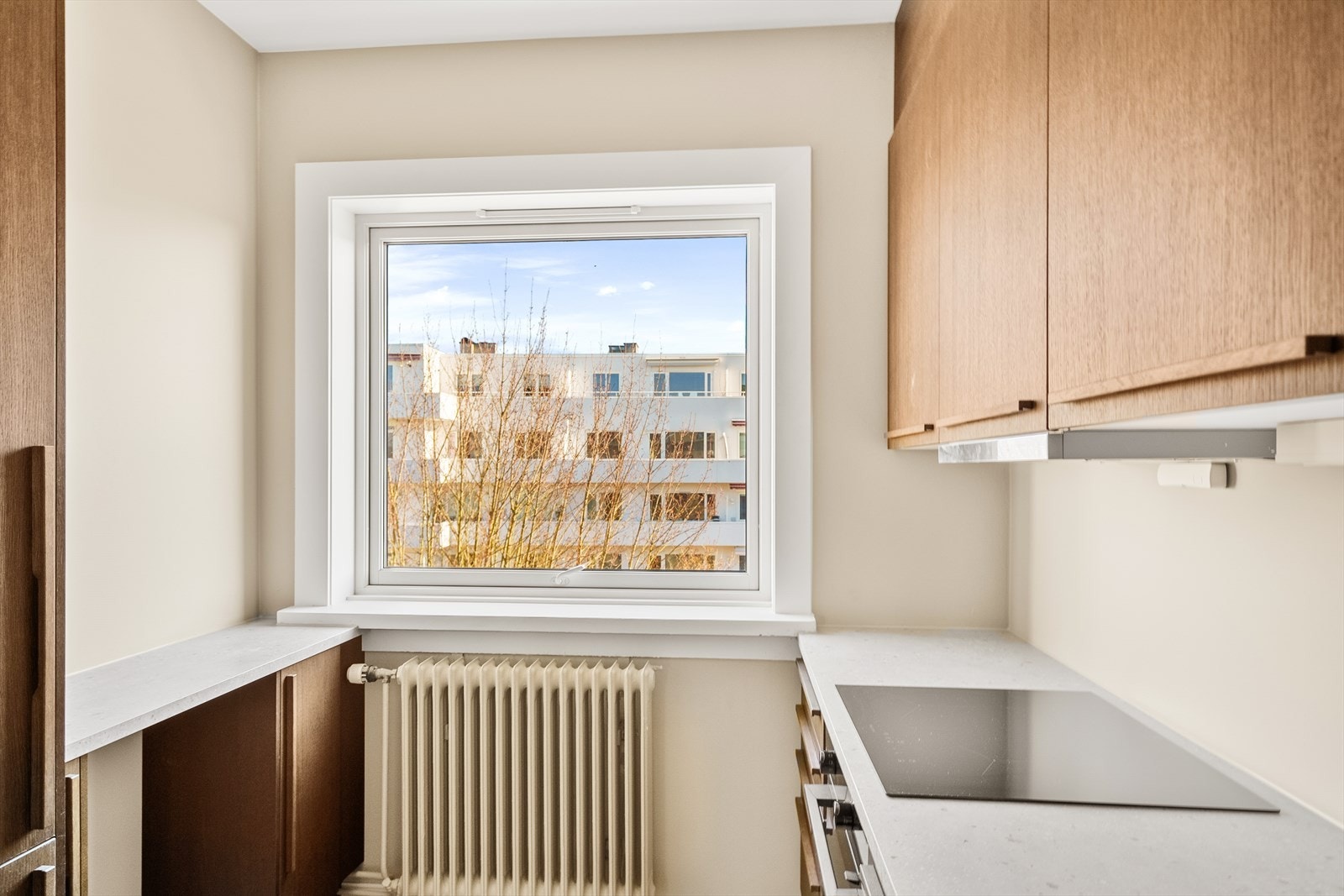 Nytt og moderne kjøkken i 2025 med mørke fronter og lys benkeplate Galleribilde