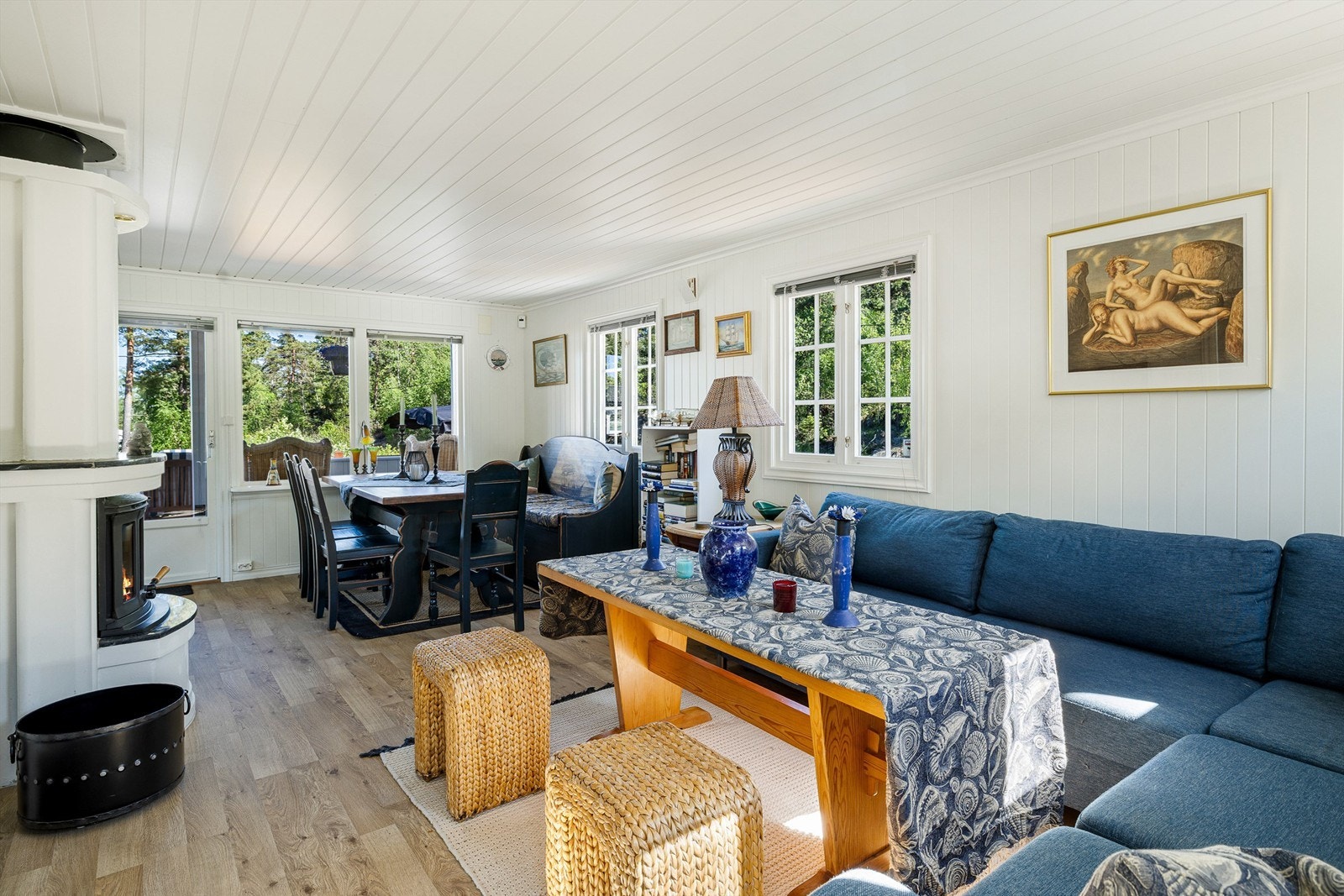 Spisestuen i den ene enden av stuerommet vender mot sjøen og sofakroken på motstående side. Galleribilde