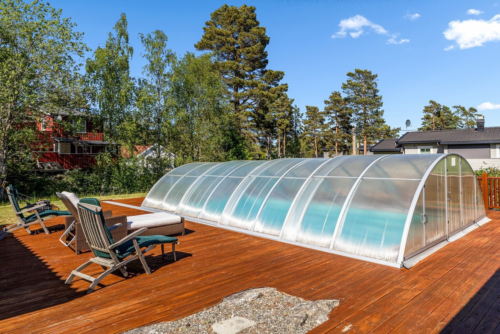 Med buet tak over bassenget kan man bruke det også når det er delvis overdekket. Galleribilde